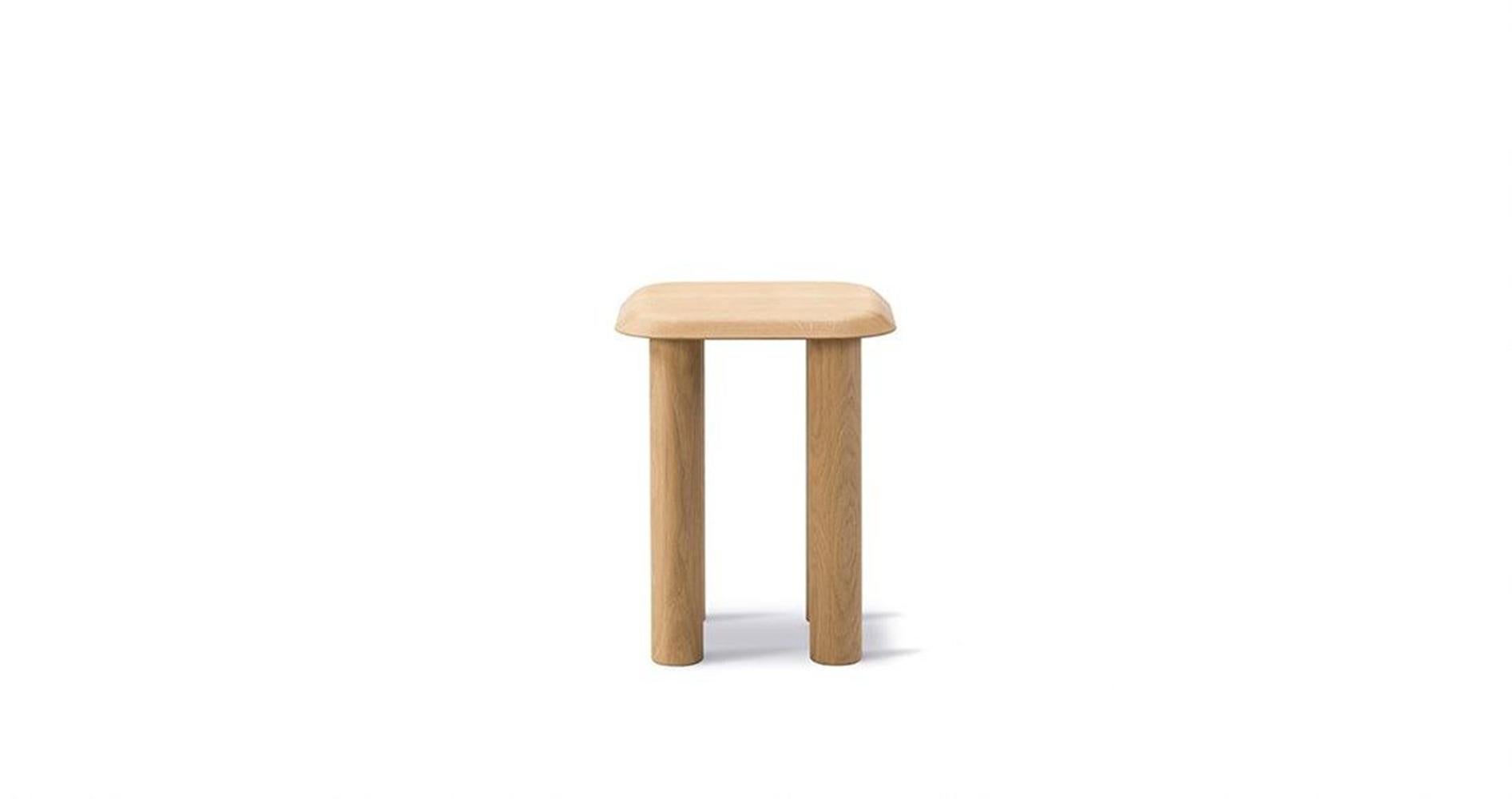 La table Islets est un design précis avec une identité forte, basée sur une construction simple, où les détails sont réduits au minimum. C'est une approche qui reflète le minimalisme sculptural de la designer danoise Maria Bruun, qui recherche un