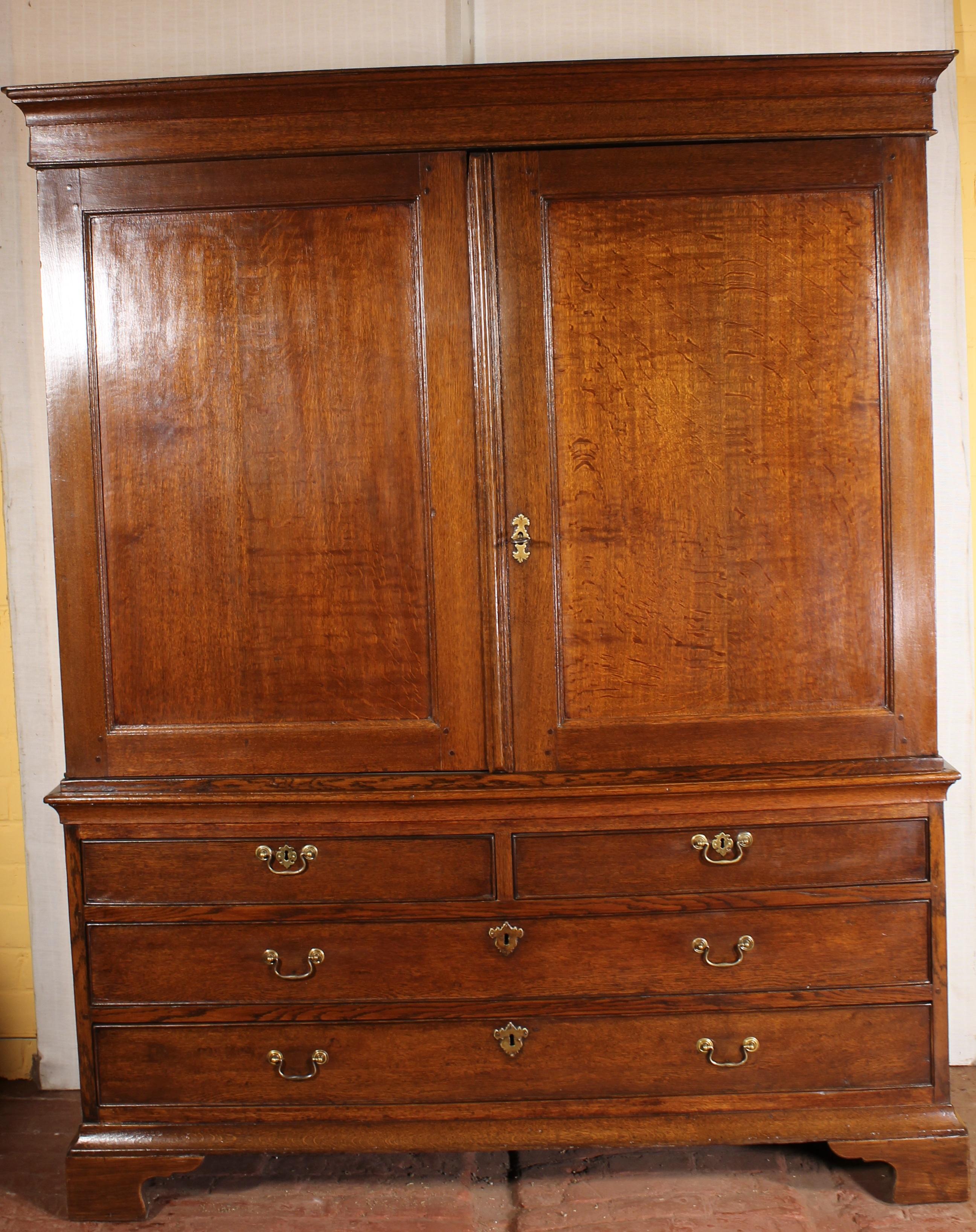 Beautiful oak linen press starting 18th century, circa 1700.
Very beautiful piece with a lot of character. Original brass and corniche. 

We can feel a Dutch influence in this piece. This piece was probably made by a Flemish cabinetmaker that