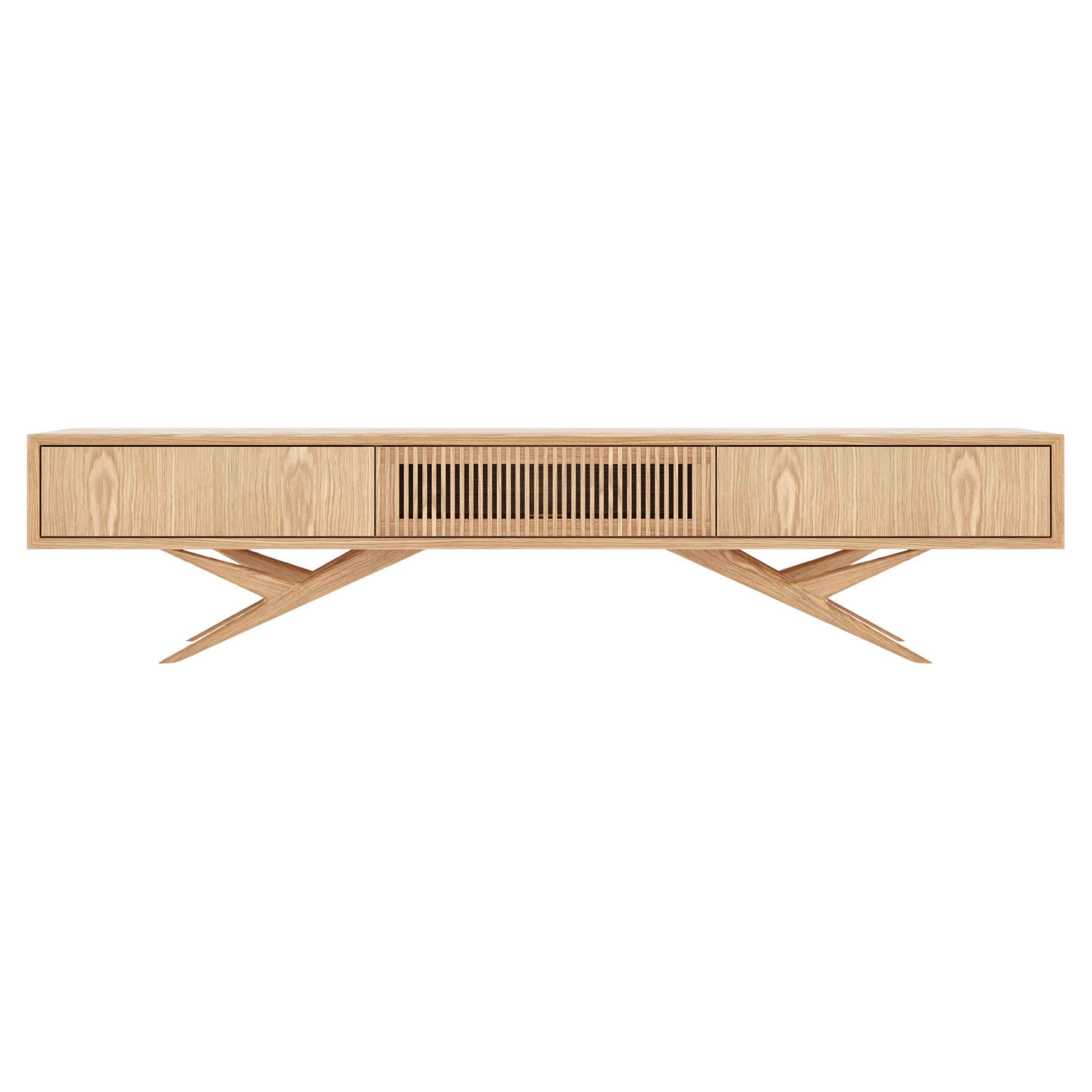 Meuble TV long en chêne avec porte à lamelles dans le style moderne du milieu du siècle dernier.