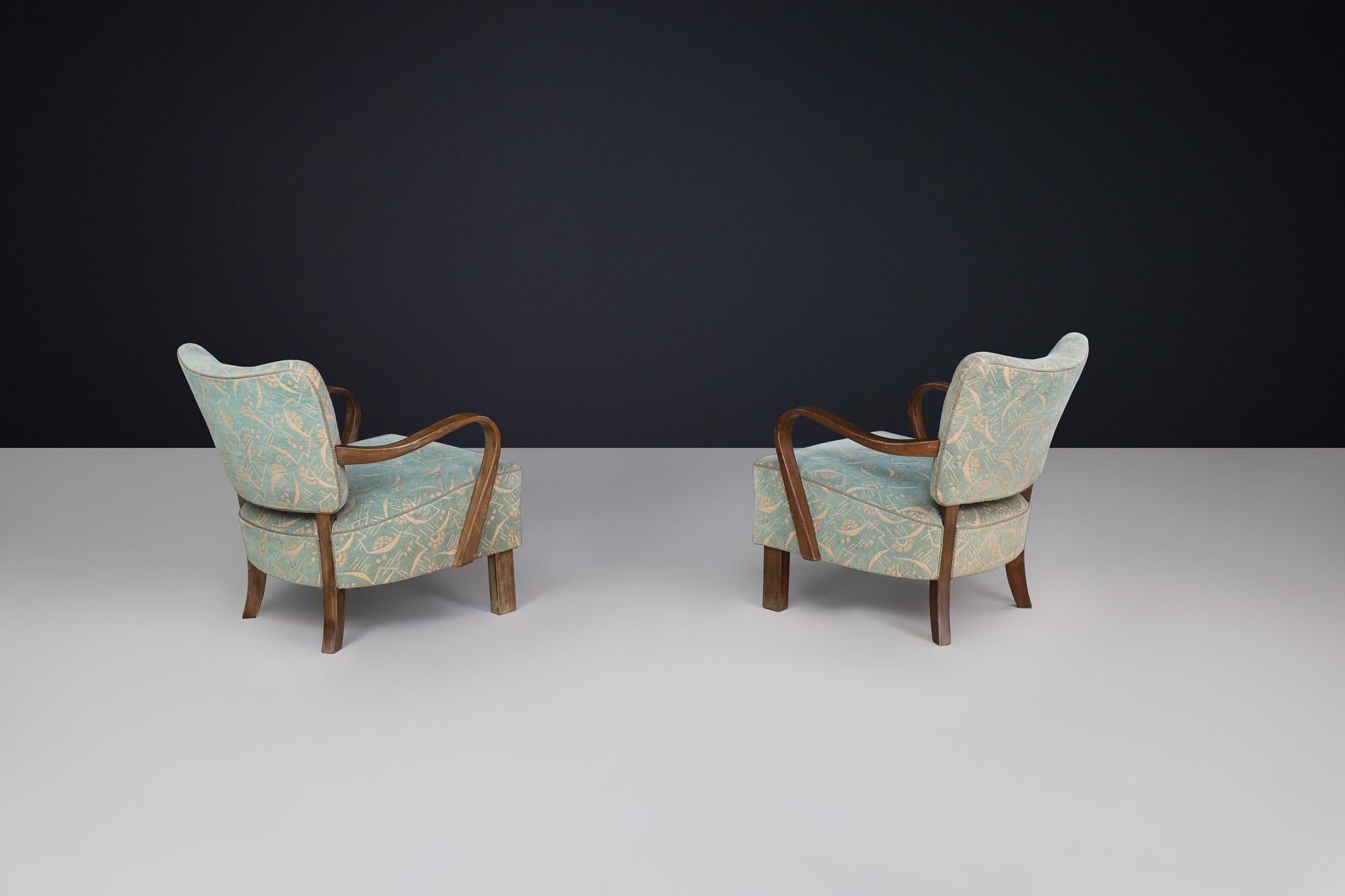 Bentwood Armchairs by Jindřich Halabala with Original Antonín Kybal Upholstery. In Good Condition For Sale In Almelo, NL