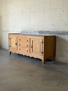 Buffet bas en chêne avec poignées en anneau, style « Mid-Century Modern », années 1970