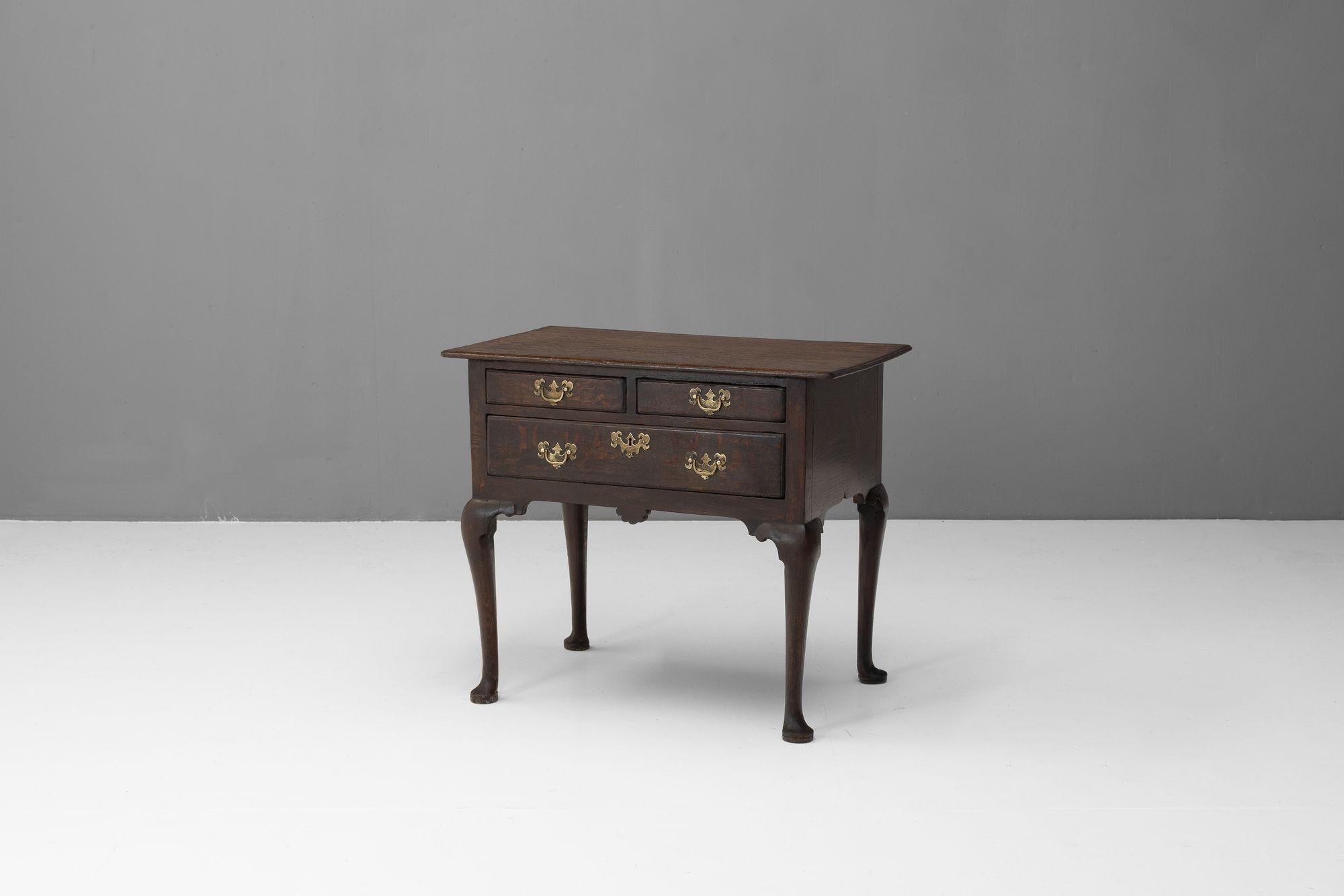 Bajera de roble con asas originales y patas almohadilladas. Alrededor de 1780.

Alto 70 cm x Ancho 82 cm x Fondo 50 cm