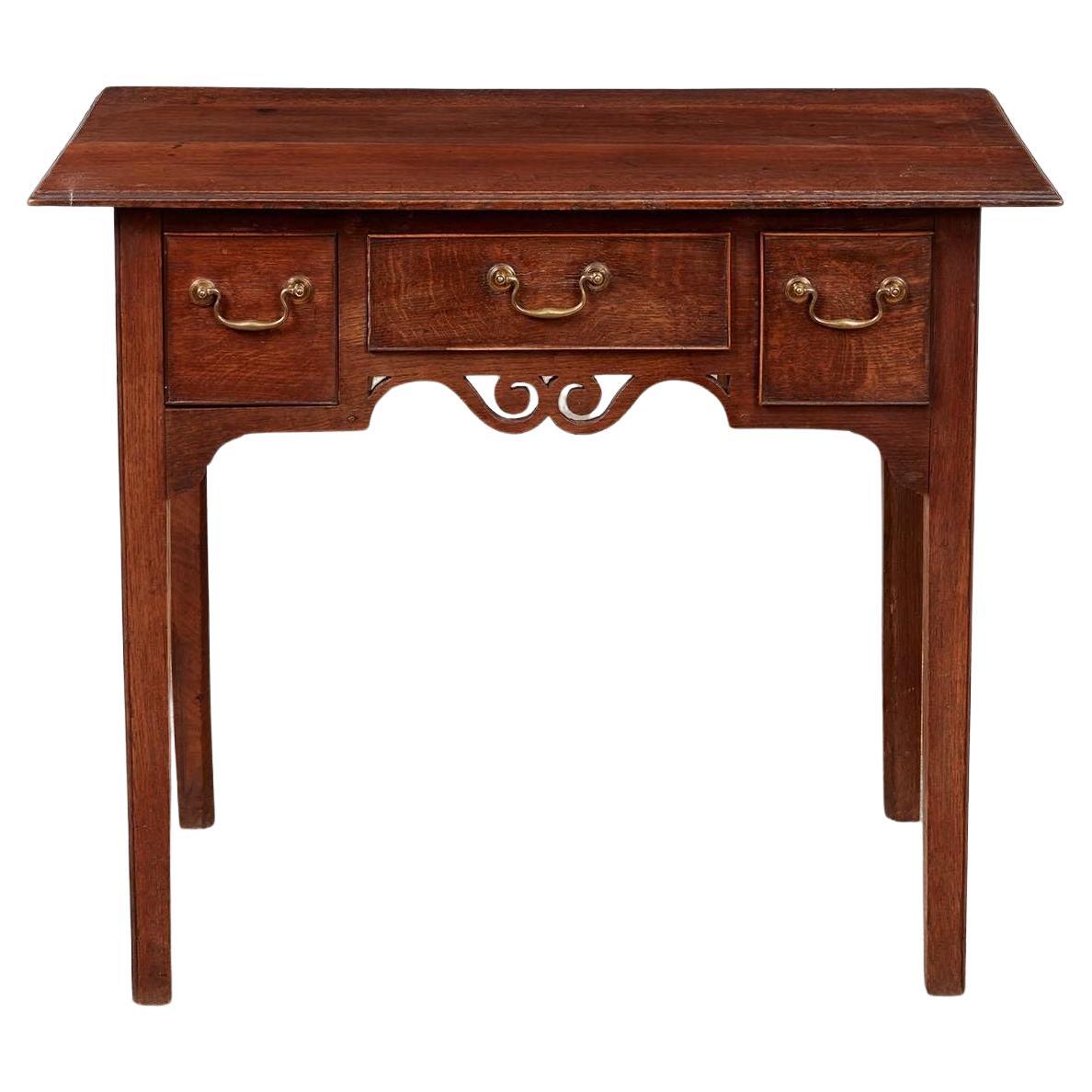 Lowboy en Oak avec tablier à volutes ouvertes