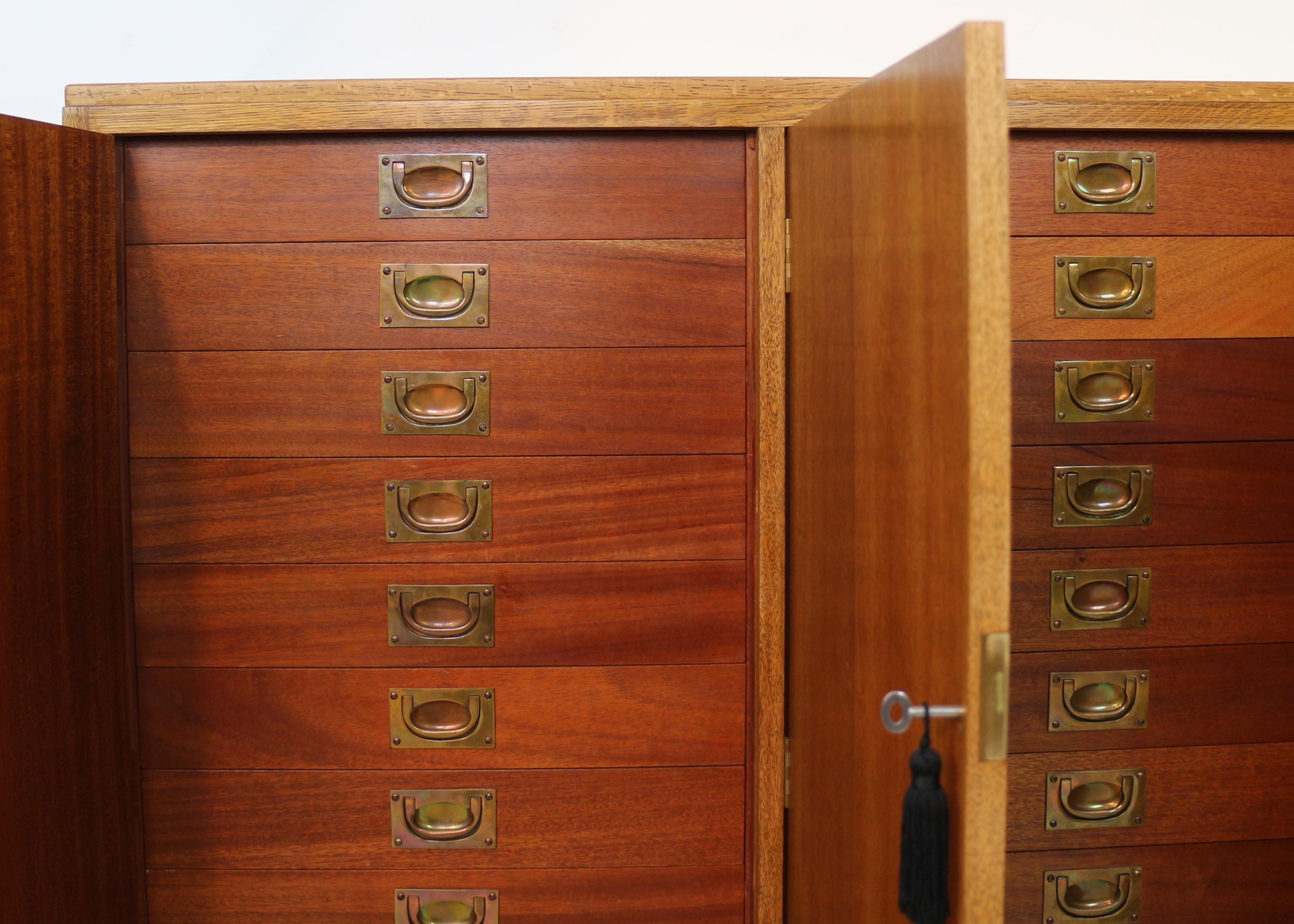 Cabinet de collection de musée en chêne et acajou à 36 tiroirs en vente 5