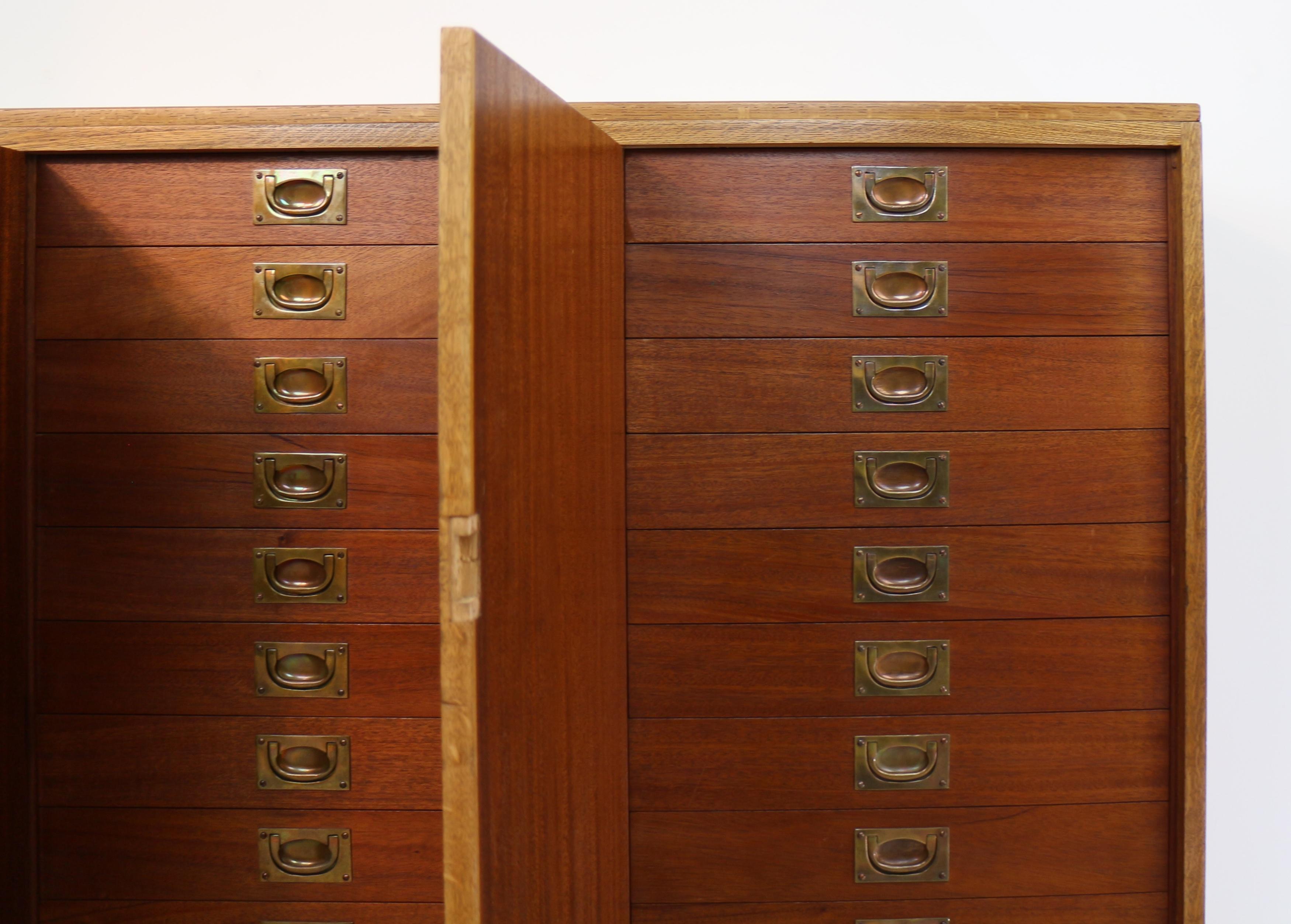 Oak and Mahogany 36-Drawer Museum Collector’s Cabinet For Sale 3