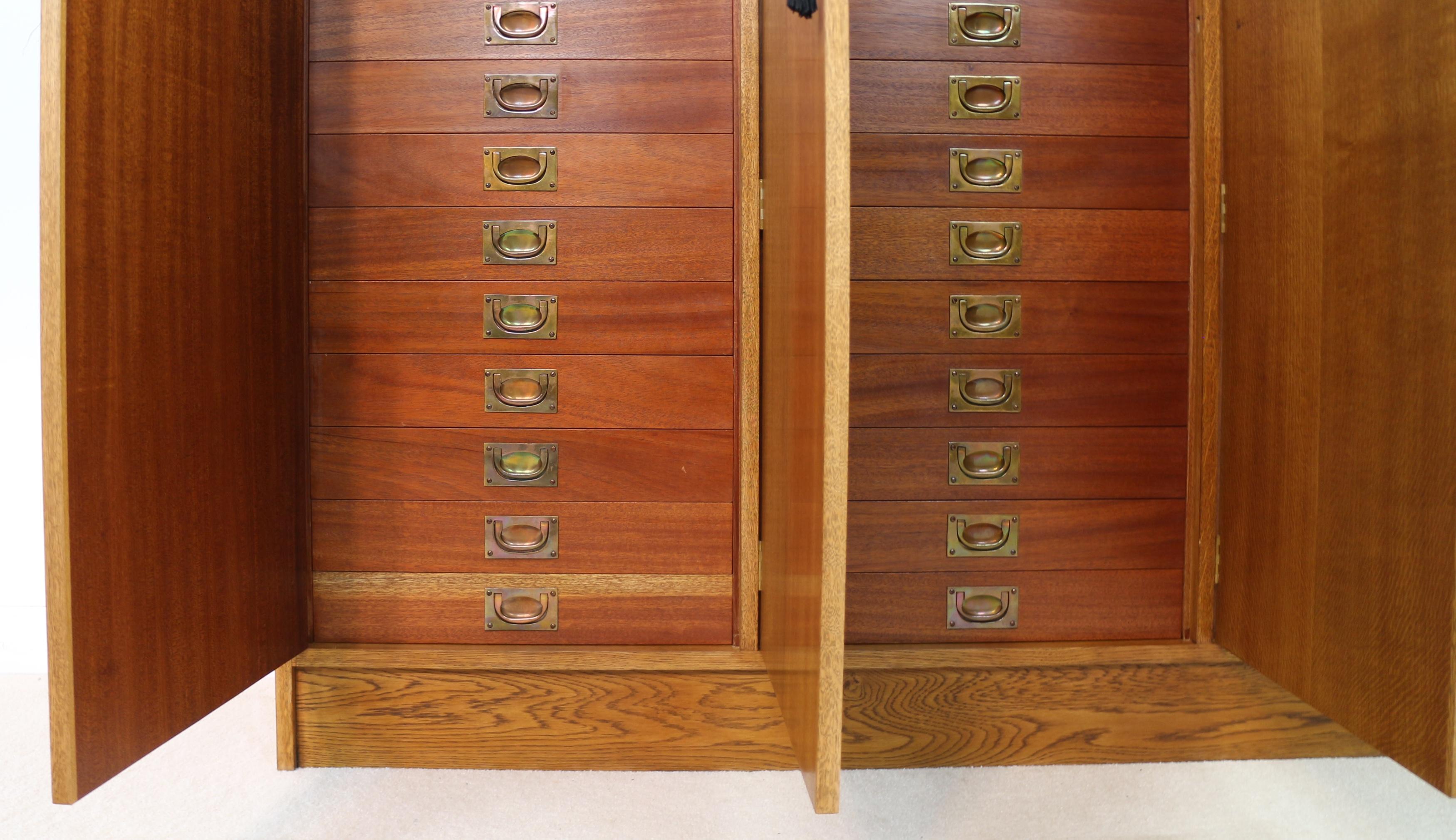 Cabinet de collection de musée en chêne et acajou à 36 tiroirs en vente 7