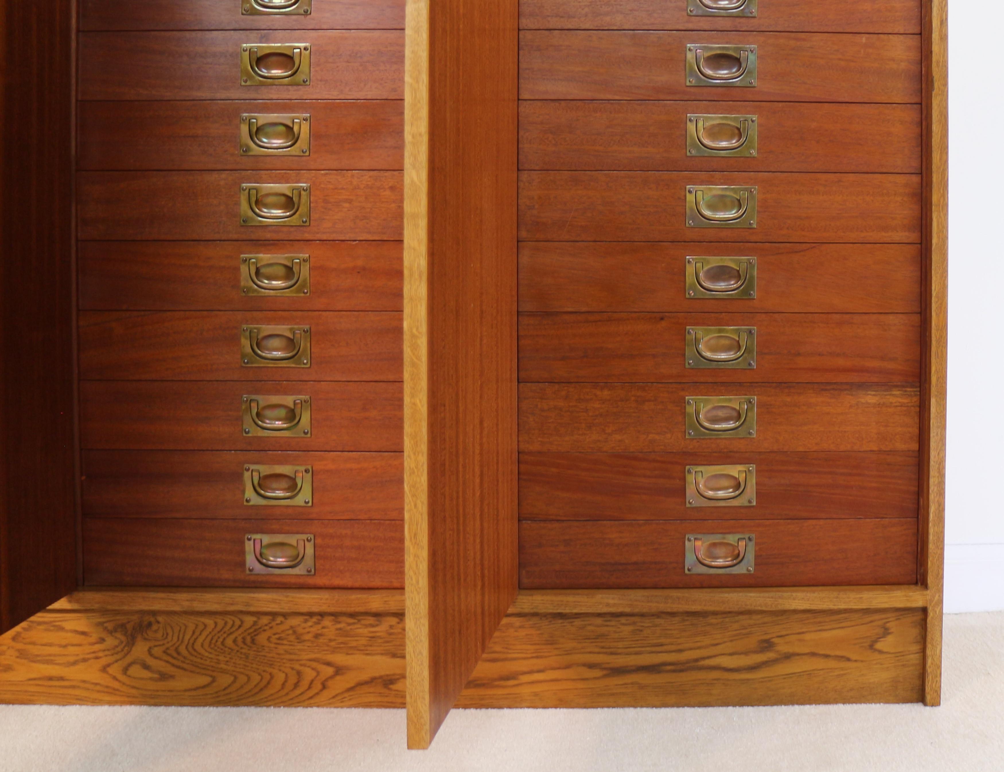 Cabinet de collection de musée en chêne et acajou à 36 tiroirs en vente 8