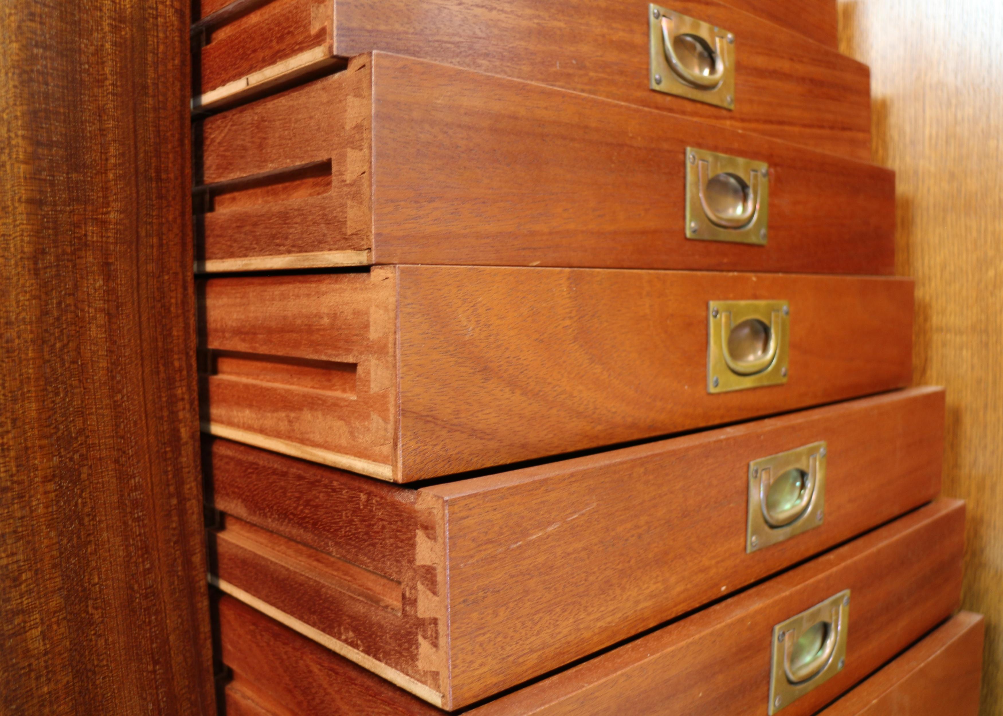 Cabinet de collection de musée en chêne et acajou à 36 tiroirs en vente 9