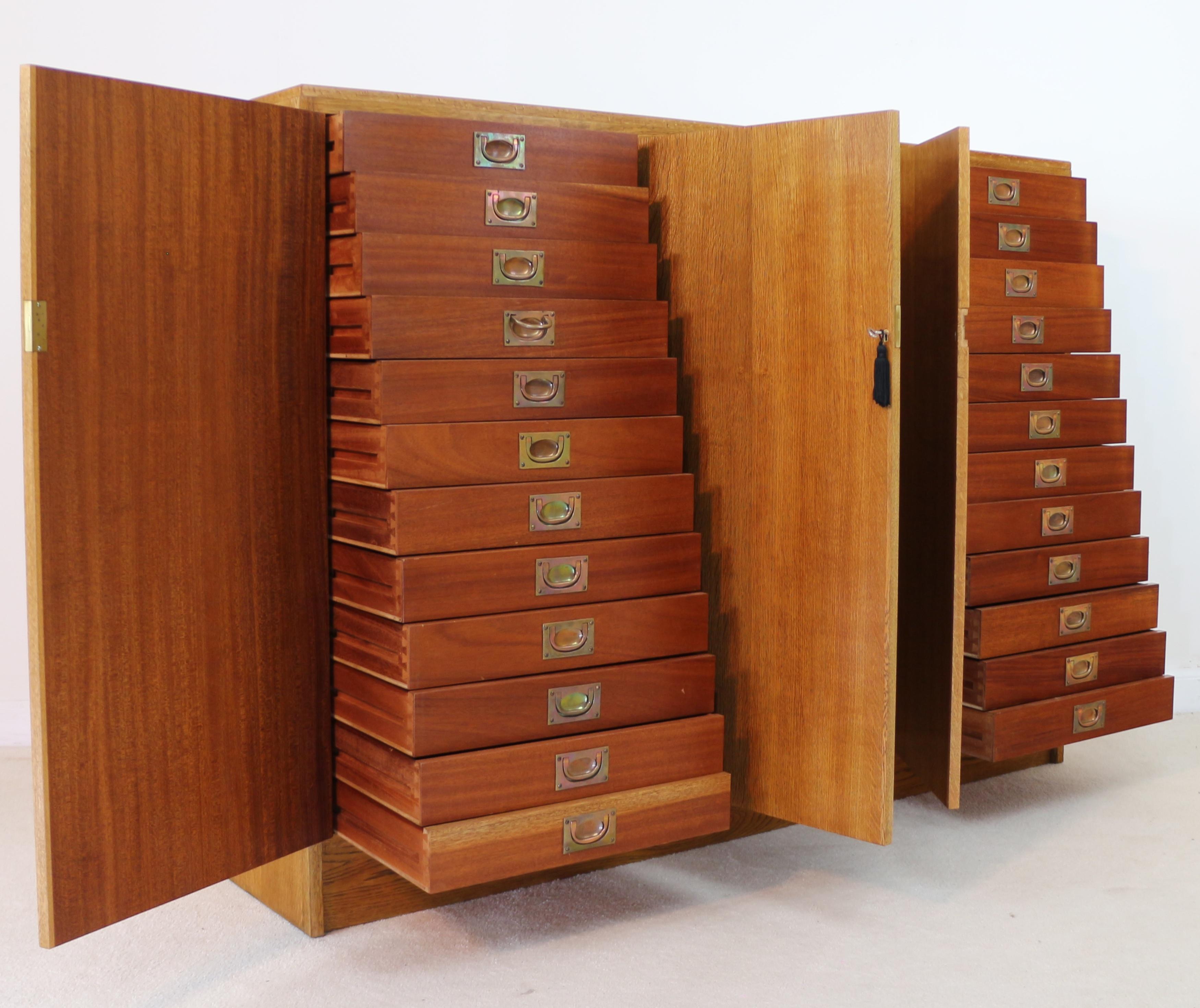 Cabinet de collection de musée en chêne et acajou à 36 tiroirs en vente 10