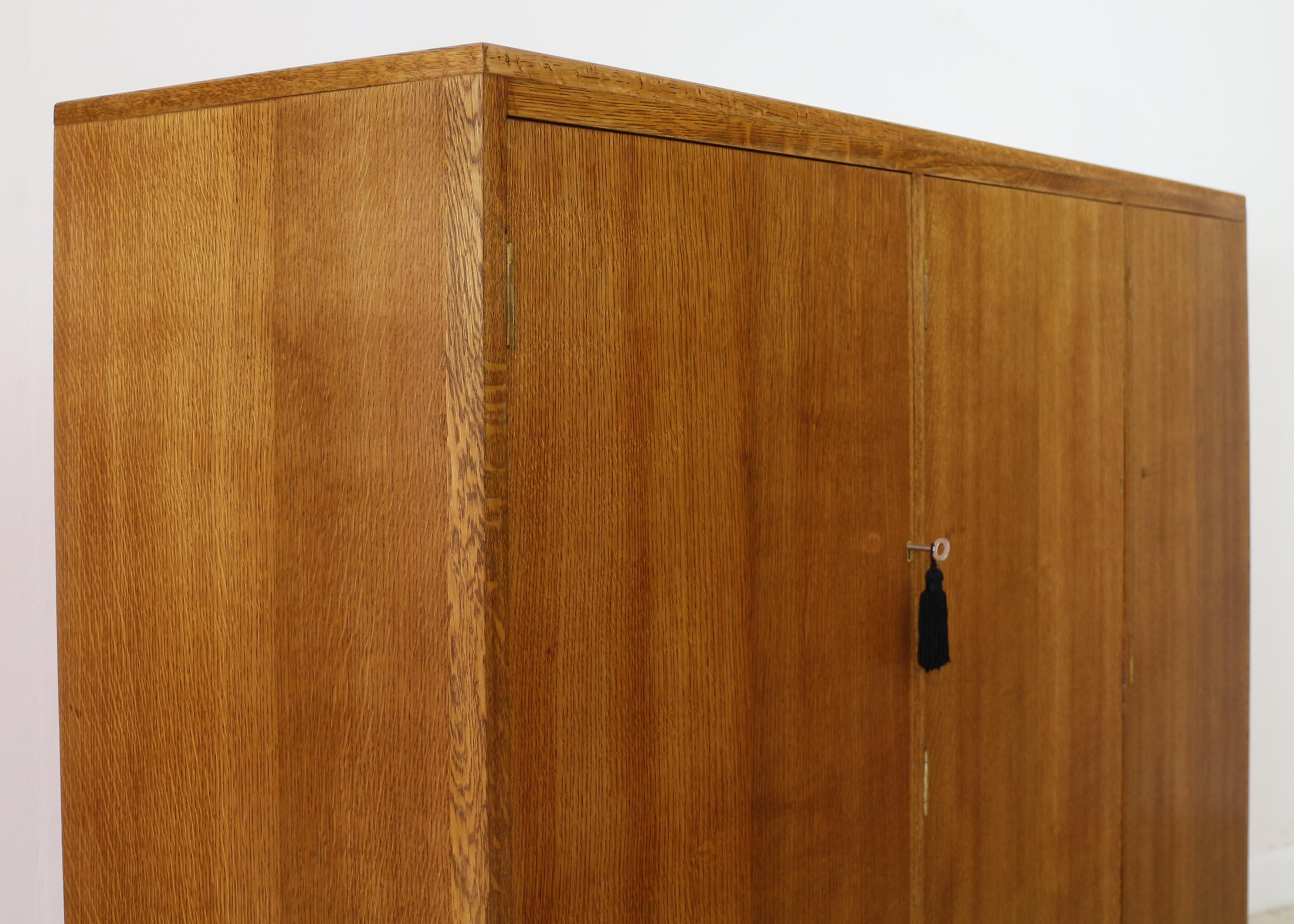 Cabinet de collection de musée en chêne et acajou à 36 tiroirs en vente 12