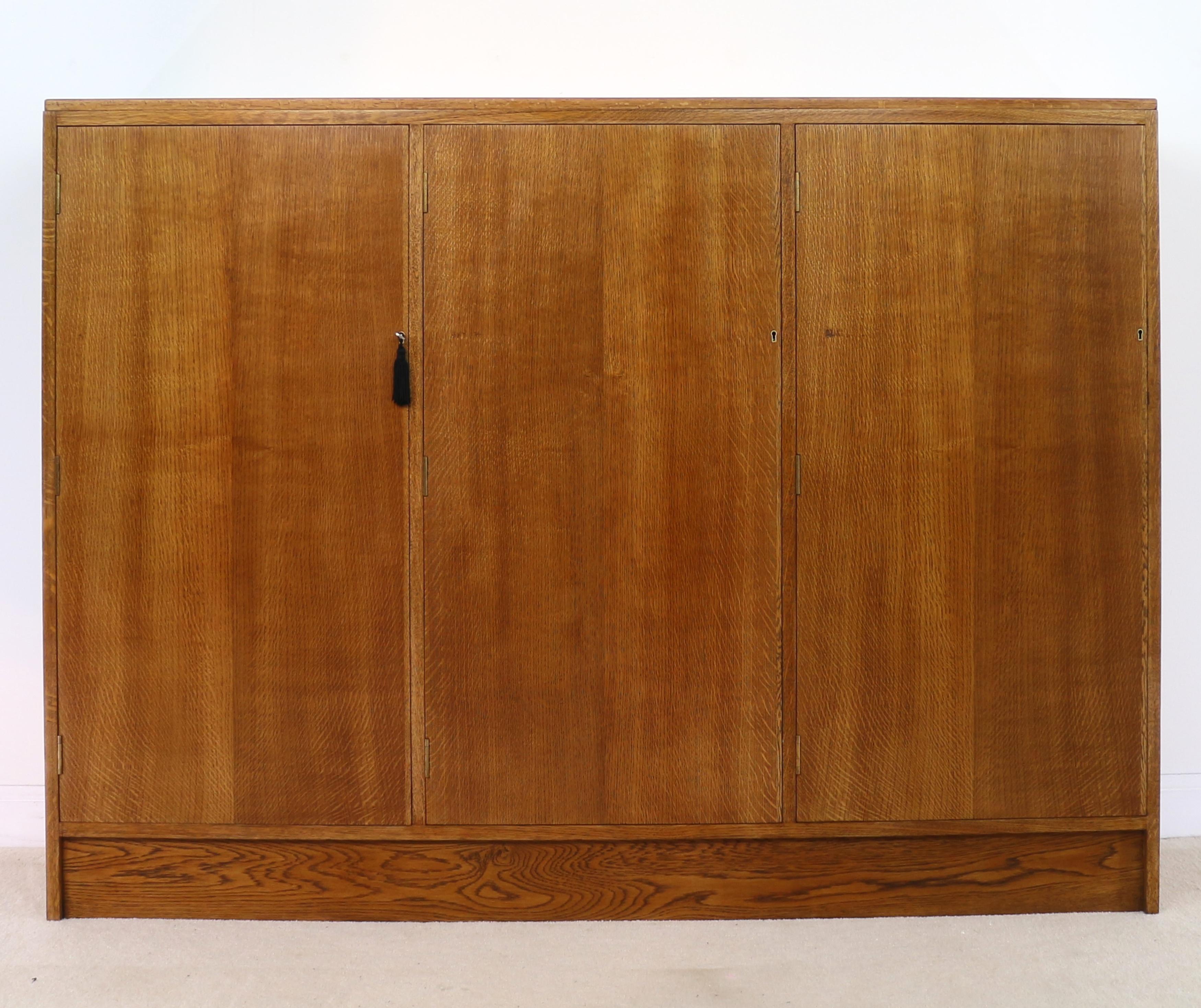 Ein großer Sammlerschrank aus Eichenholz mit Mahagoni-Interieur von guter Qualität, datiert auf ca. 1930. Mit drei verschließbaren Türen in voller Länge, hinter denen sich insgesamt 36 Schubladen mit eingelassenen Messinggriffen im Campaigner-Stil