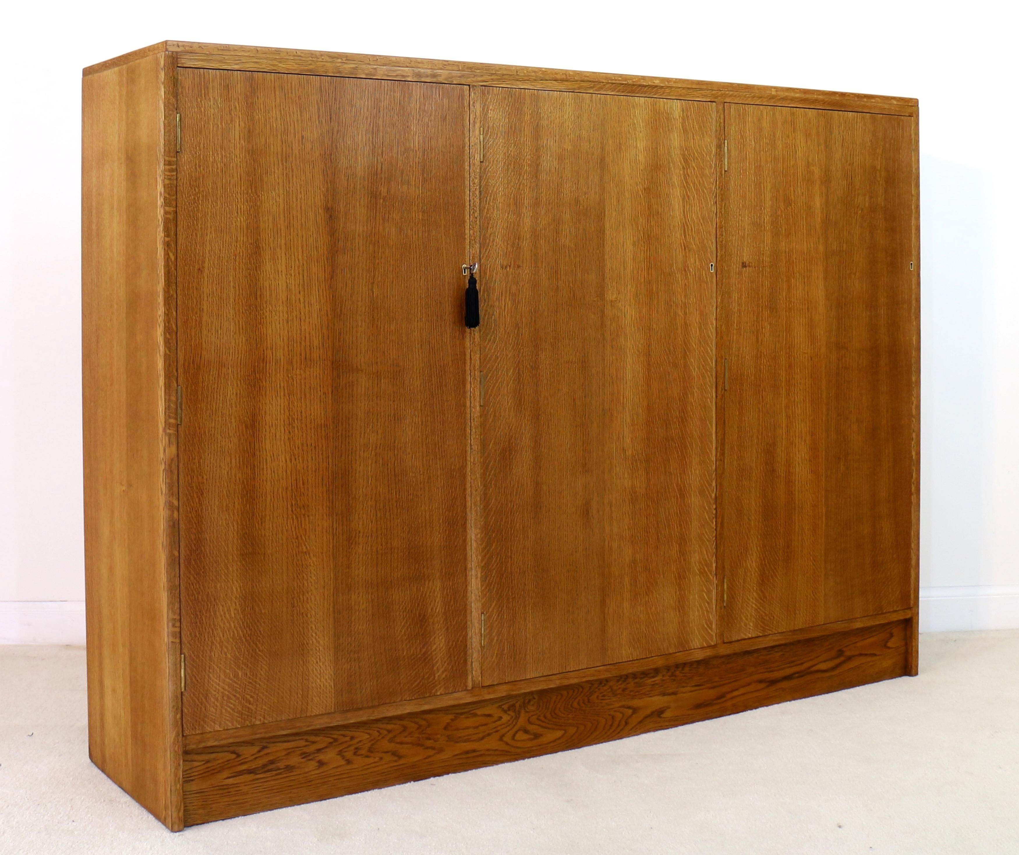 Art déco Cabinet de collection de musée en chêne et acajou à 36 tiroirs en vente
