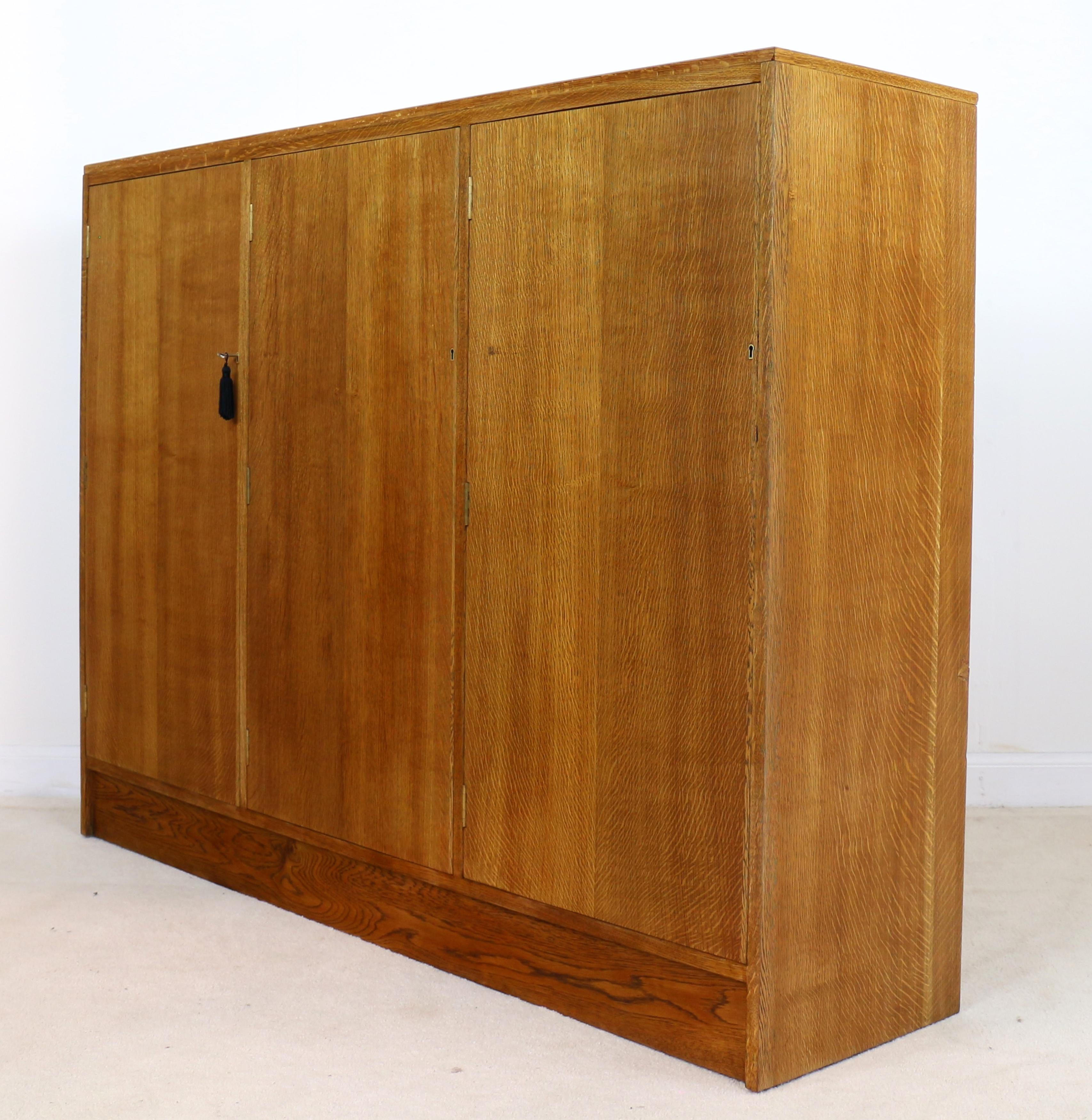 Anglais Cabinet de collection de musée en chêne et acajou à 36 tiroirs en vente