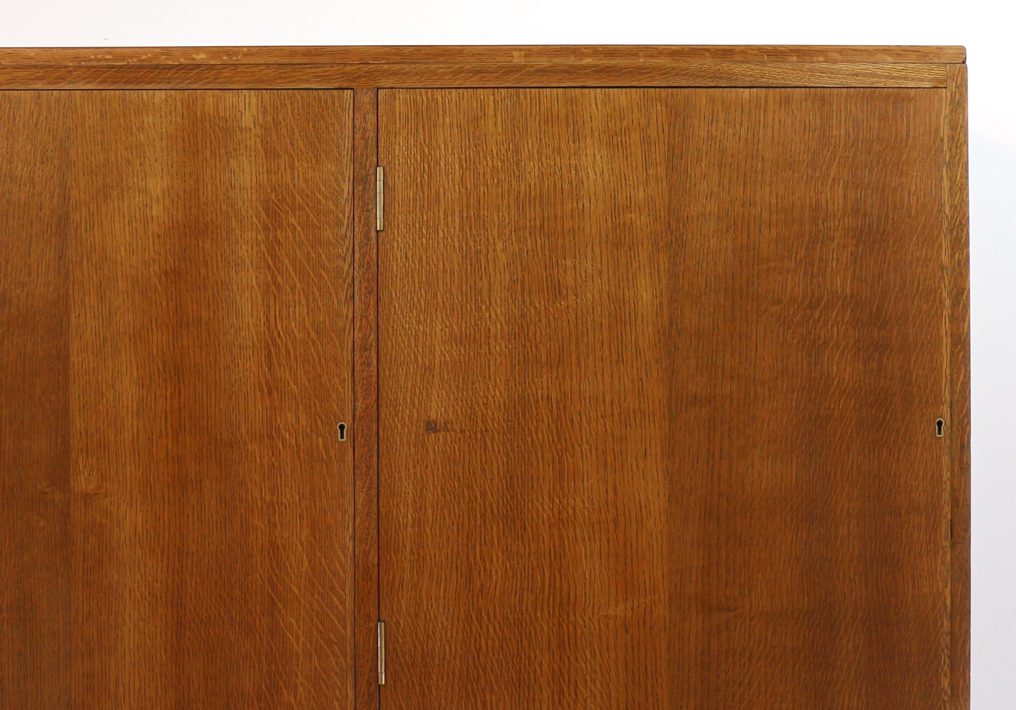 Milieu du XXe siècle Cabinet de collection de musée en chêne et acajou à 36 tiroirs en vente