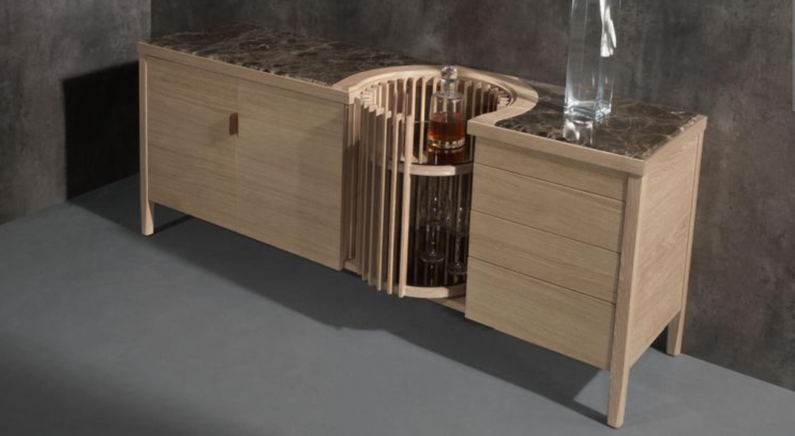 Questa bellissima credenza in legno massiccio di Oak e piano in marmo  e bar presenta due ante a soffietto con ripiani interni in legno e quattro cassetti con sistema Tic Tac, sottolineando l'alta qualità dei materiali e la nostra abilità