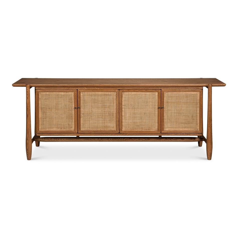 Una miscela magistrale di fascino rustico e design contemporaneo. Sapientemente realizzato in quercia recuperata, presenta bellissimi pannelli in rattan intrecciato che aggiungono un tocco di texture naturale. Le quattro porte si aprono per rivelare