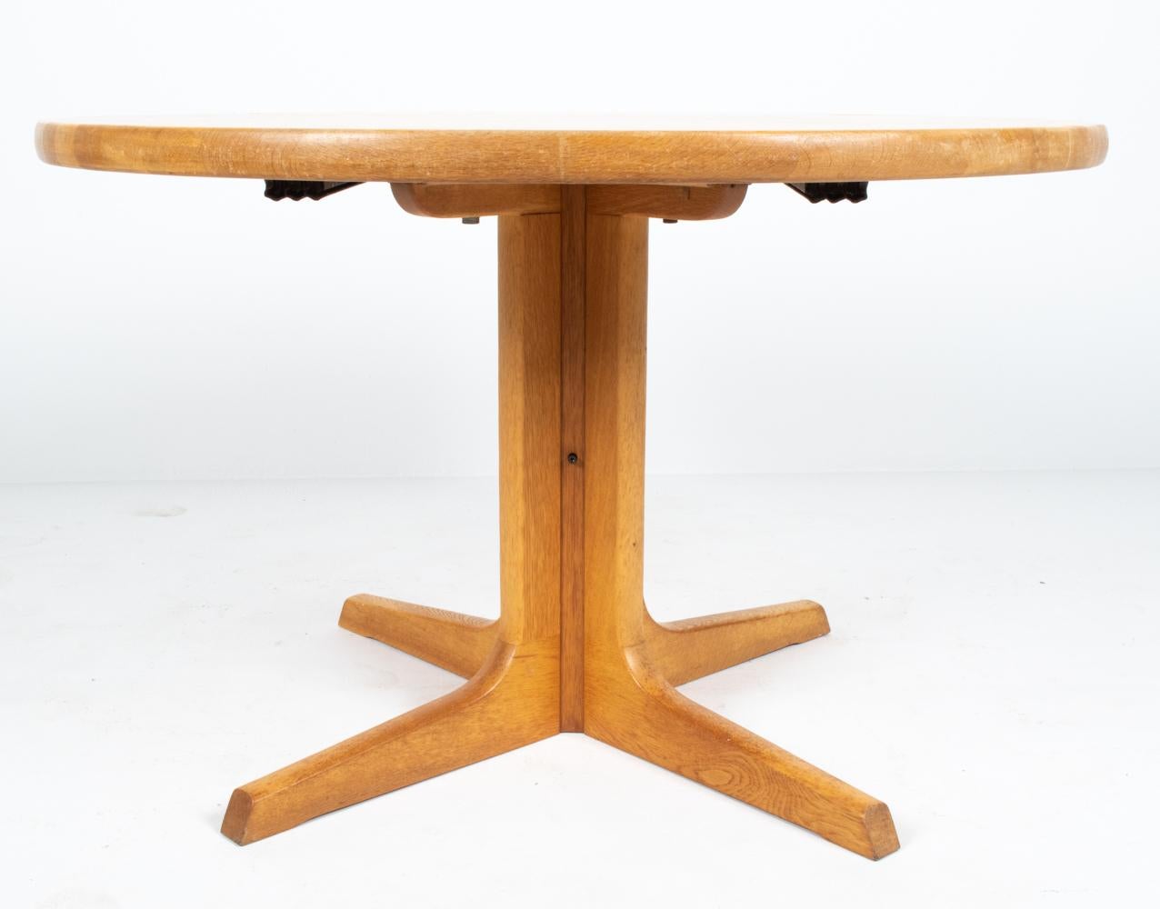 Oak Mid-Century Modern Extendable Dining Room Table by Niels Otto Møller, 1970s For Sale 4