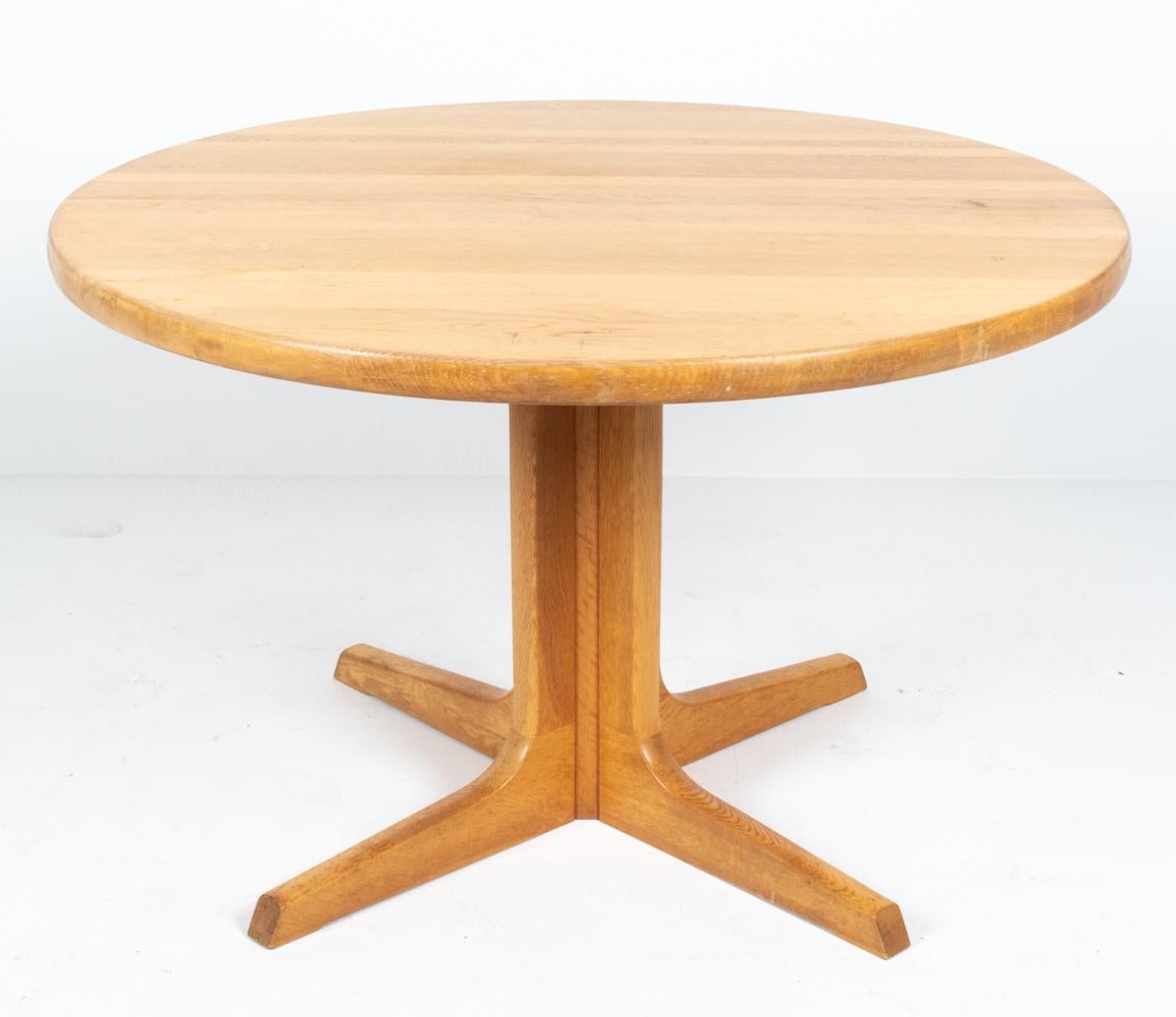 A magnificent Danish mid-century dining table in oak, with a double boomerang base, designed by Niels O. Moller. Starting his career as a cabinetmaker, Moller studied at the Aarhus School of Design before turning to furniture design. With his