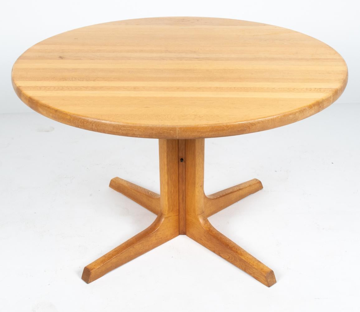 Oak Mid-Century Modern Extendable Dining Room Table by Niels Otto Møller, 1970s For Sale 3