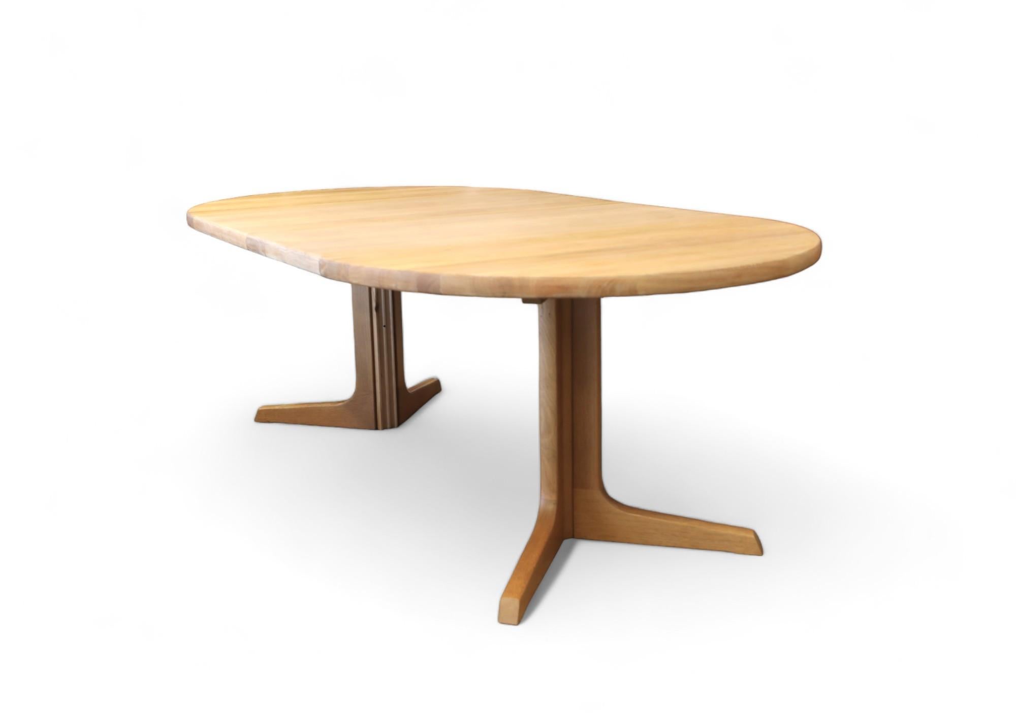 
Round stylish dining table in solid oak designed by the great furniture icon Niels Otto Møller!

The table is made by Gudme Møbelfabrik in Denmark and has softly rounded edges. The dining table has legs in a shaker model, which makes it easy to