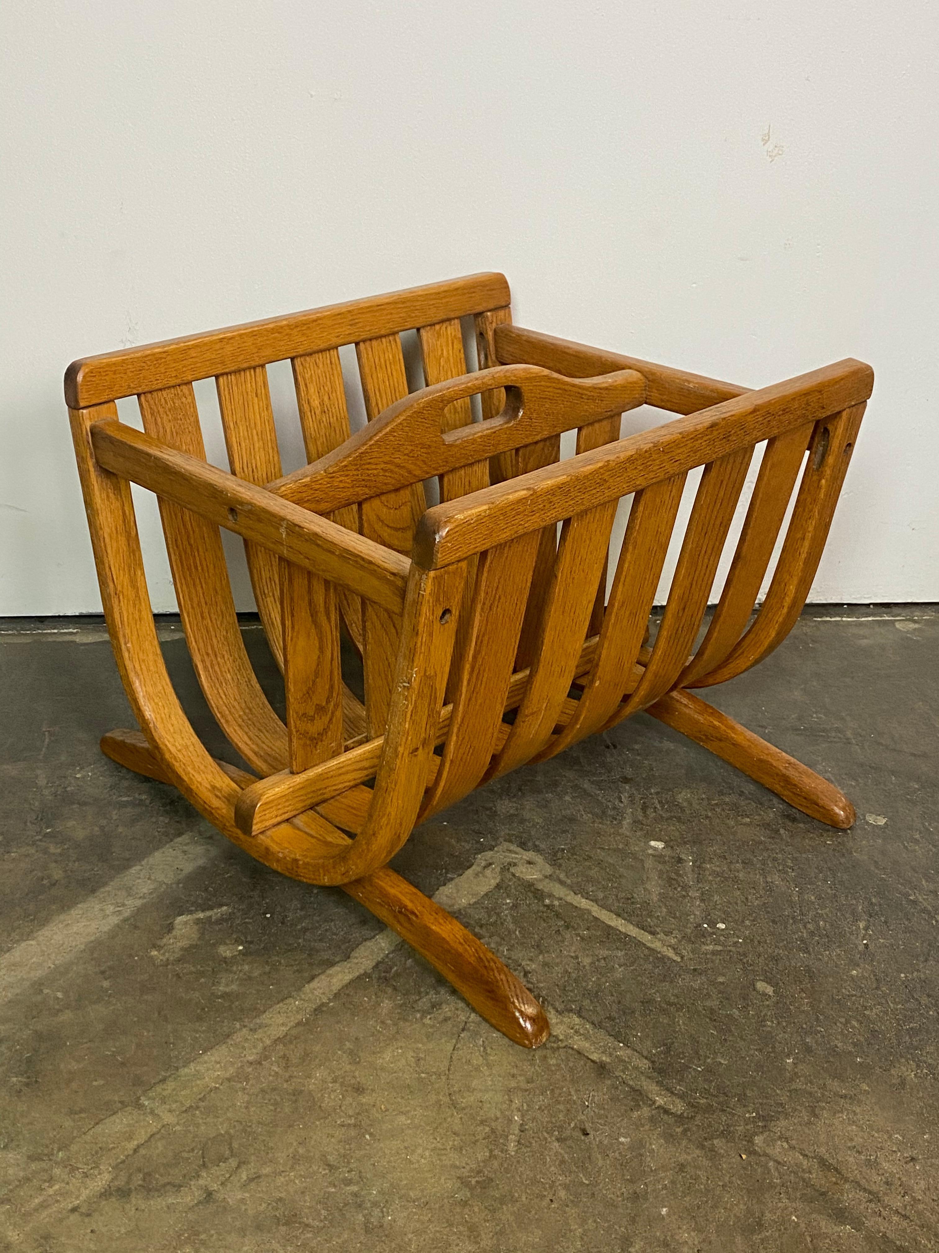 Portariviste moderno Mid-Century Oak In condizioni buone in vendita a Brooklyn, NY