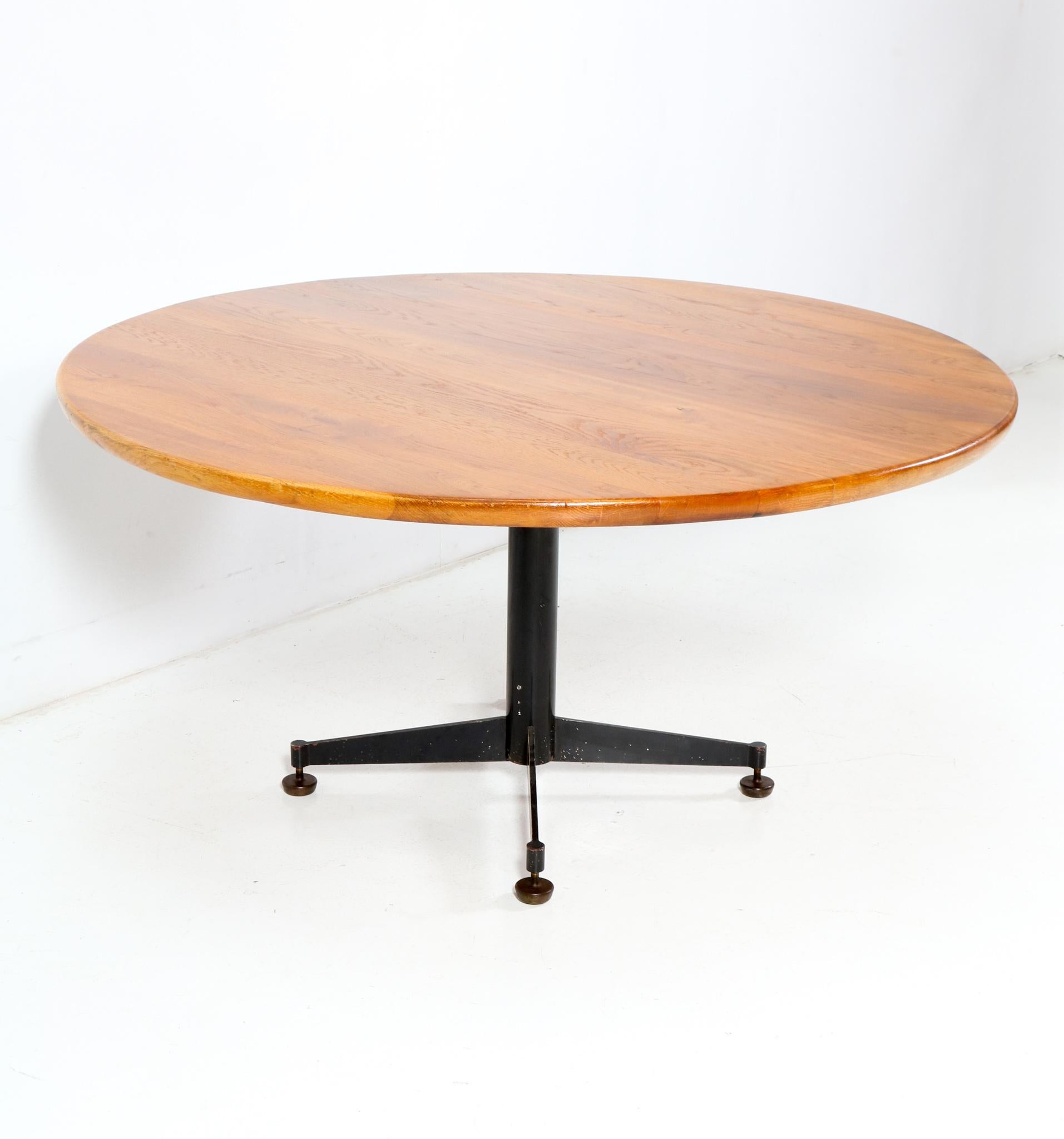 Dutch Oak Mid-Century Modern Round Dining Room Table by Architect Bart van Kasteel For Sale