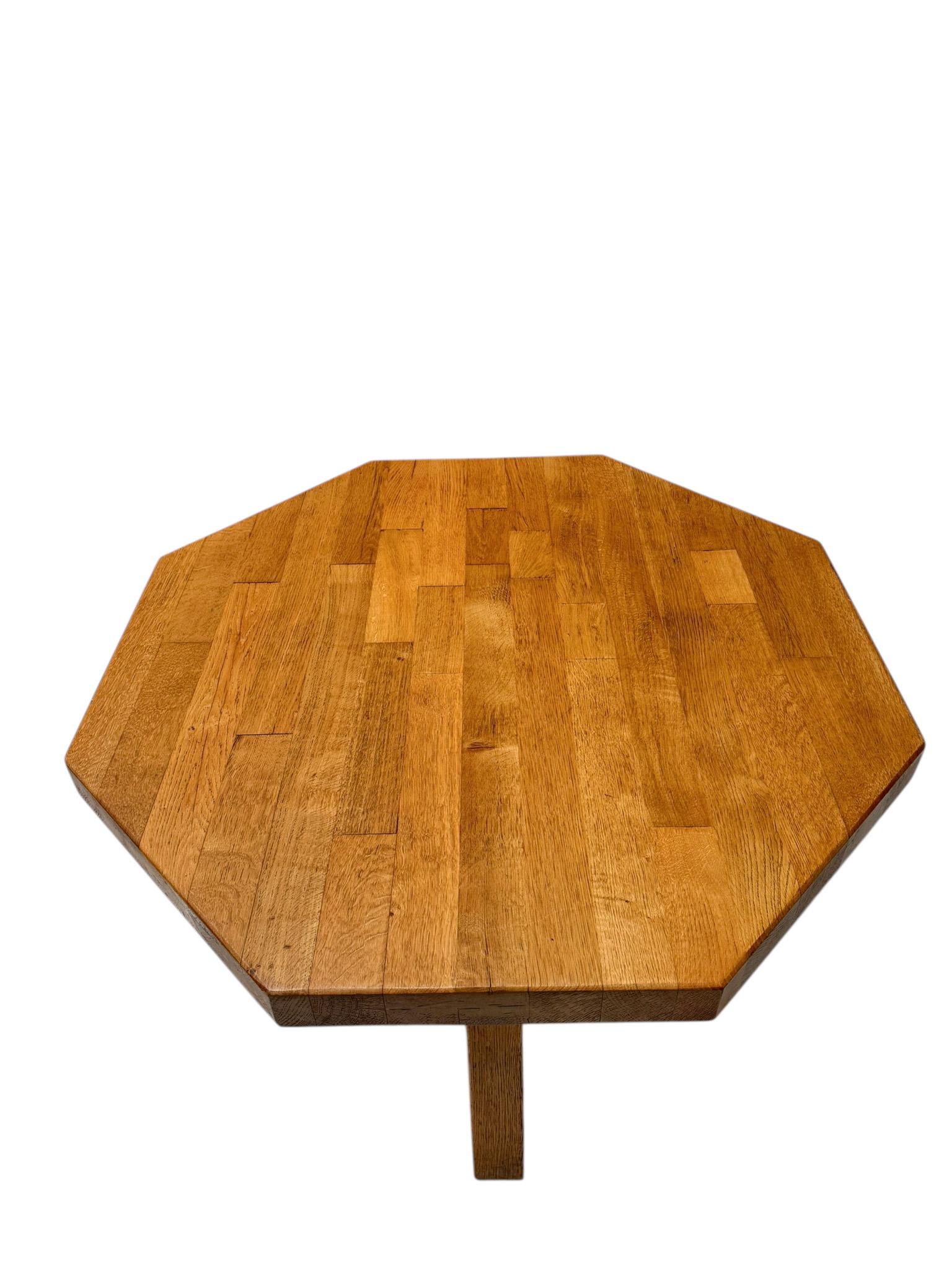 Impresionante mesa de centro redonda de estilo rústico brutalista moderno de mediados de siglo. Llamativo diseño holandés de los años 1960. Tapa de roble macizo sobre cuatro patas de roble macizo. Esta maravillosa mesa de centro redonda Brutalista