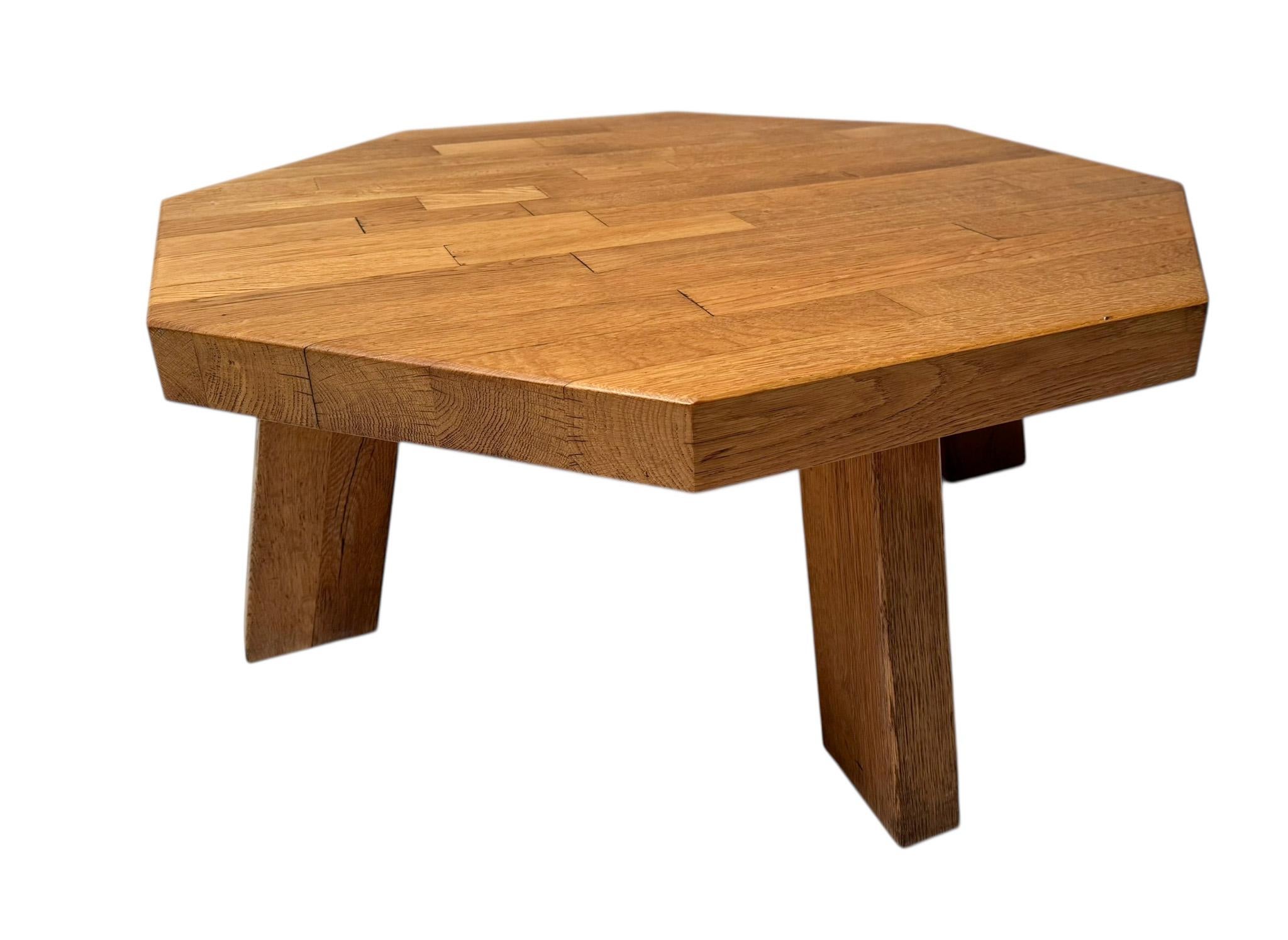Mesa de centro redonda rústica Brutalista de Roble Moderno de mediados de siglo, años 60 en Bueno estado para la venta en Amsterdam, NL
