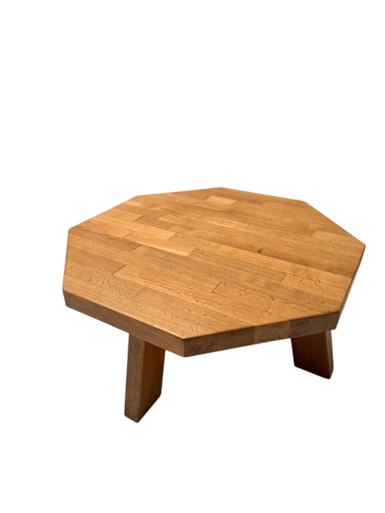 Mesa de centro redonda rústica Brutalista de Roble Moderno de mediados de siglo, años 60 mediados del siglo XX en venta