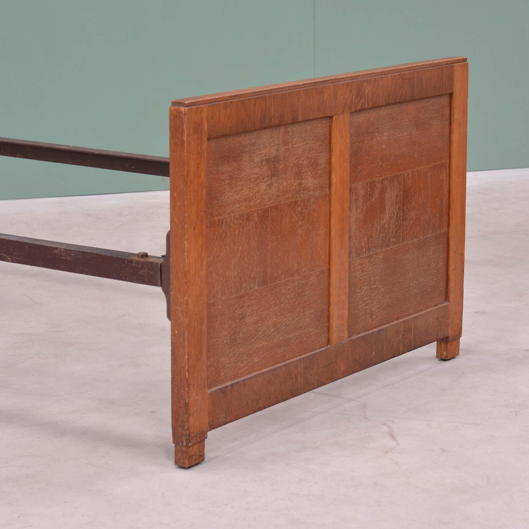 Oak mid century single bed in the manner of Heals In Good Condition For Sale In Castle Douglas, GB