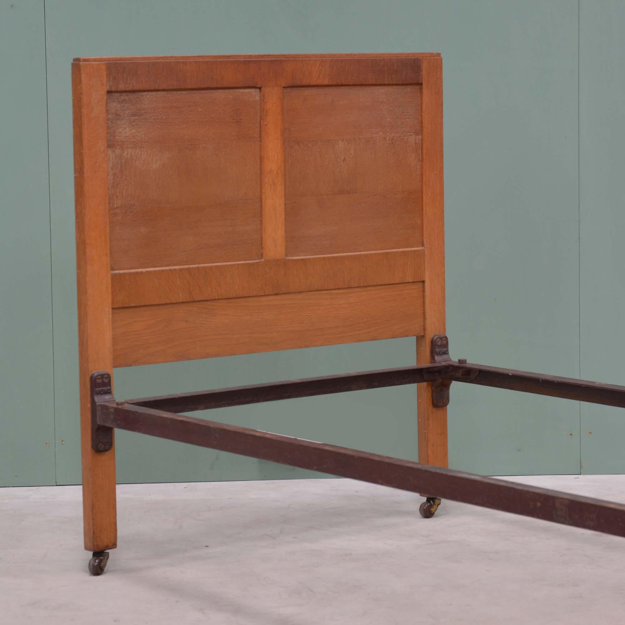 Oak mid century single bed in the manner of Heals For Sale 2