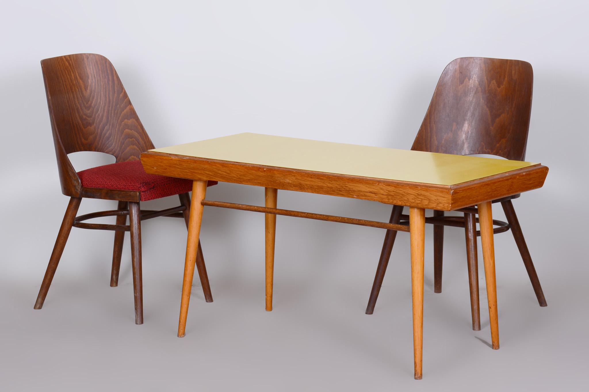 Tavolino da caffè del Medioevo in Oak, condizioni ben conservate, Cechia, anni '50 in vendita 4