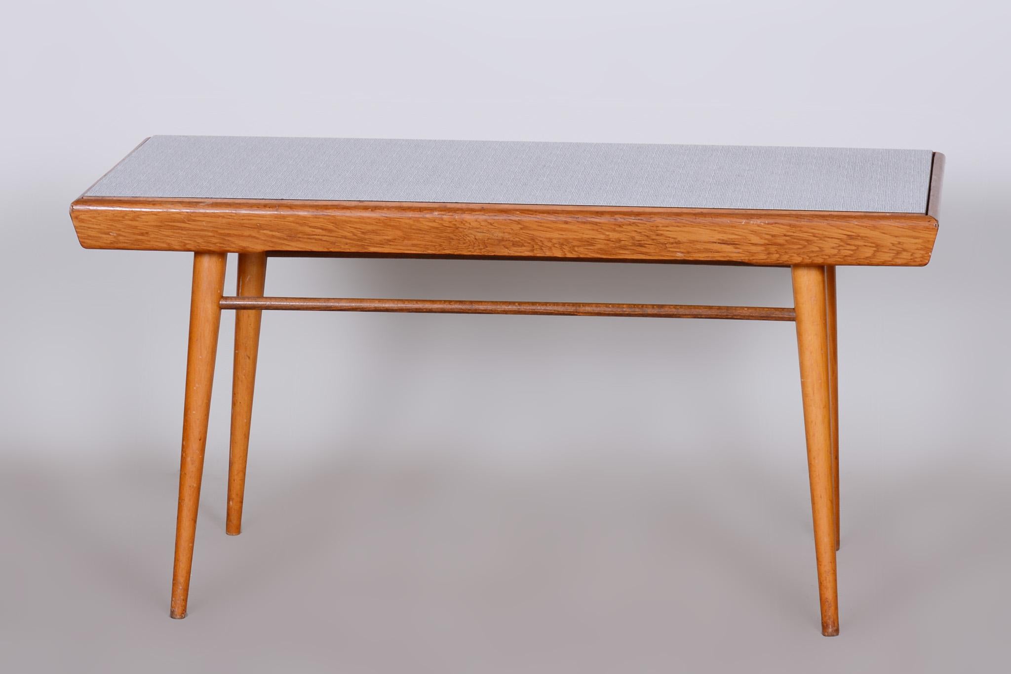 Oak Midcentury Coffee Table, Well-Preserved Condition, Czechia, 1950s In Good Condition For Sale In Horomerice, CZ