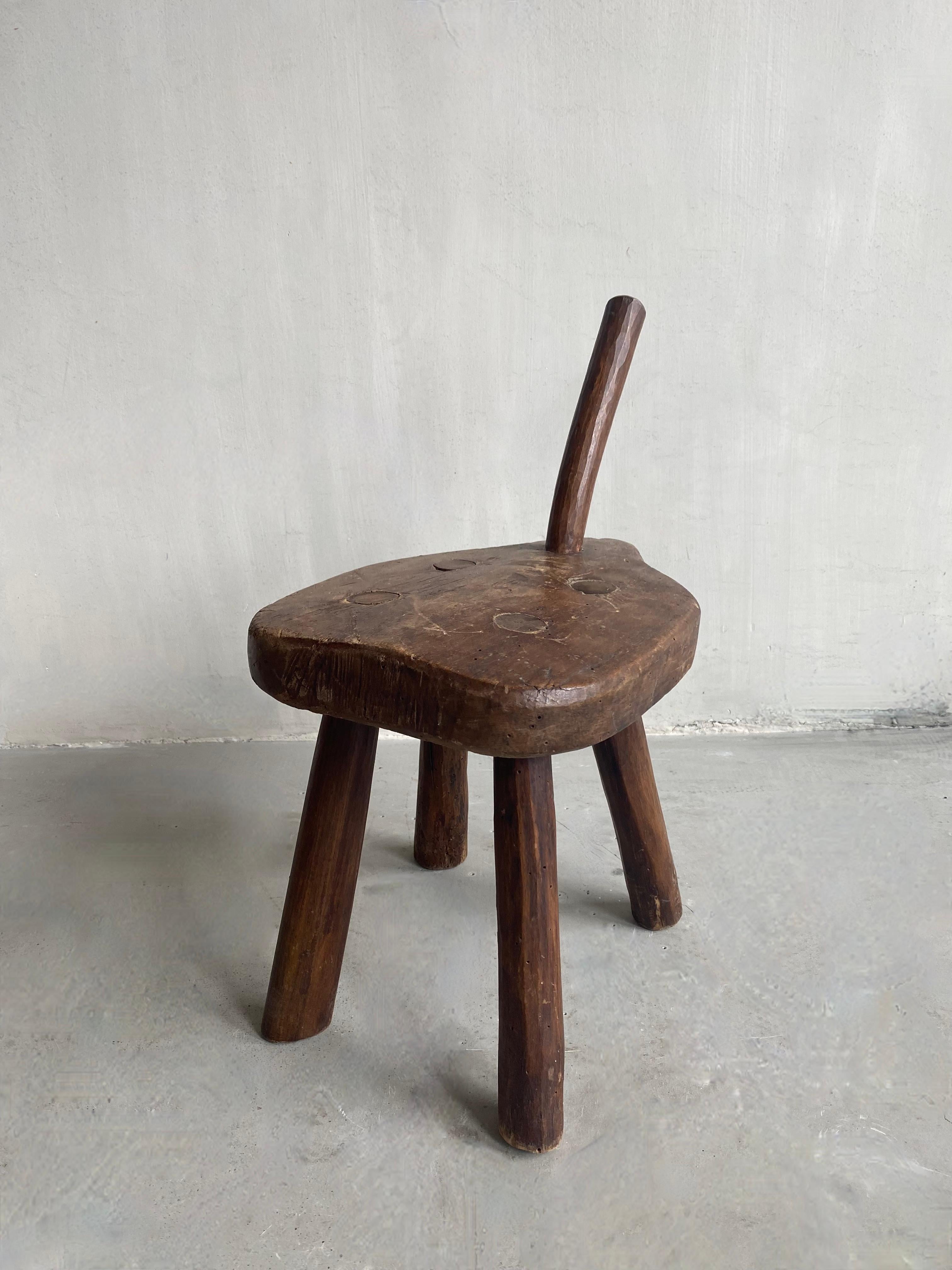 A minimalist milk stool from France, from the transition period.
With clear signs of use, handy because of the handle.
Sober and honest.


      