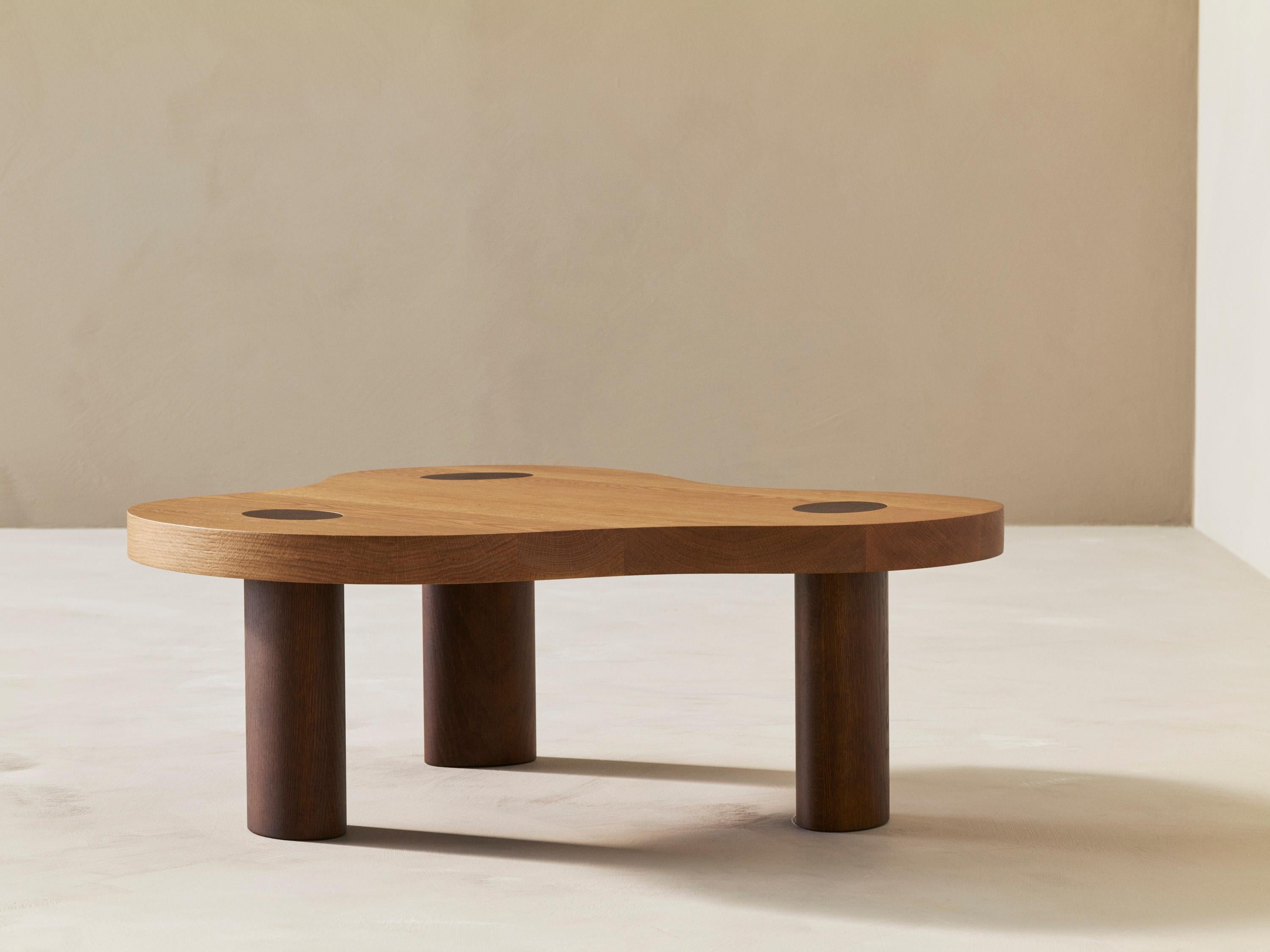 Mini-Wolkentisch aus Eiche von Veermakers
Abmessungen: B 80 x T 70 x H 30 cm. 
MATERIALIEN: Eiche Classic mit satiniertem Klarlack / Eiche Rich Beine.

Über uns: Nach jahrelanger erfolgreicher Kollaboration bei luxuriösen Inneneinrichtungsprojekten