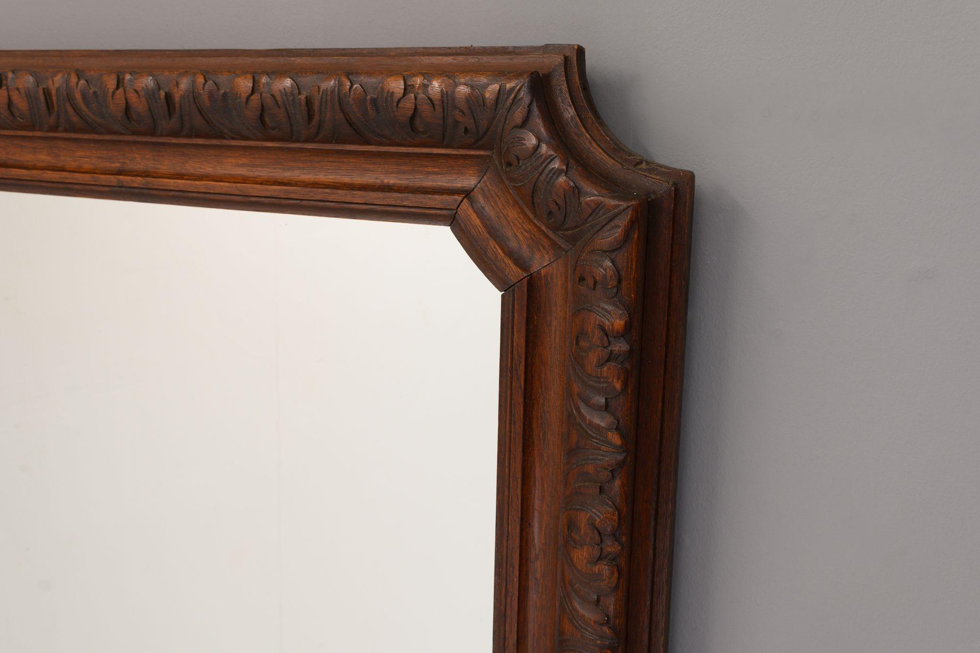 Specchio in stile Louis Philippe con cornice in Oak intagliata e piastra originale. Circa 1900.