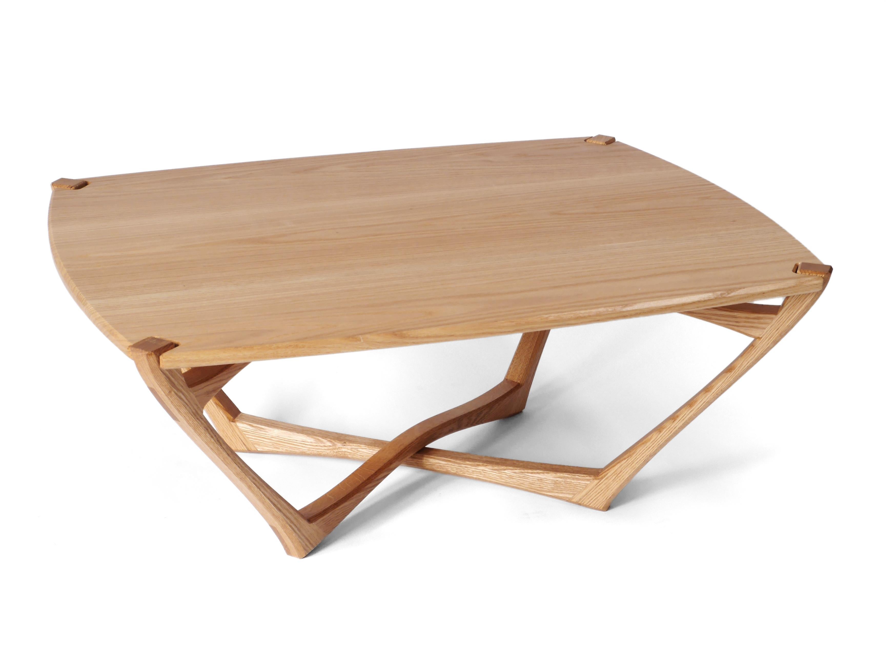 La table basse Mistral est ludique et pleine de vie avec une forme fluide et une construction riche en détails. Elle est fabriquée en bois dur de chêne massif et construite avec des menuiseries apparentes qui ont été soigneusement conçues pour la