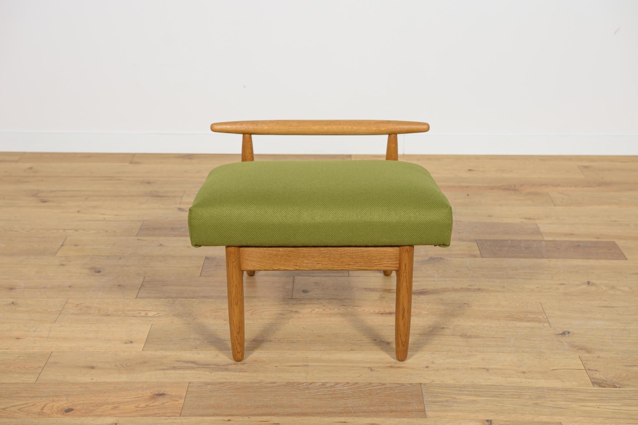 Sgabello modello no. J 65 progettato dal falegname e designer danese Ejvind A. Johansson (1923-2002) e realizzato per la fabbrica danese FDB Møbler negli anni Cinquanta. Il tavolo è stato sottoposto a un accurato restauro di falegnameria e