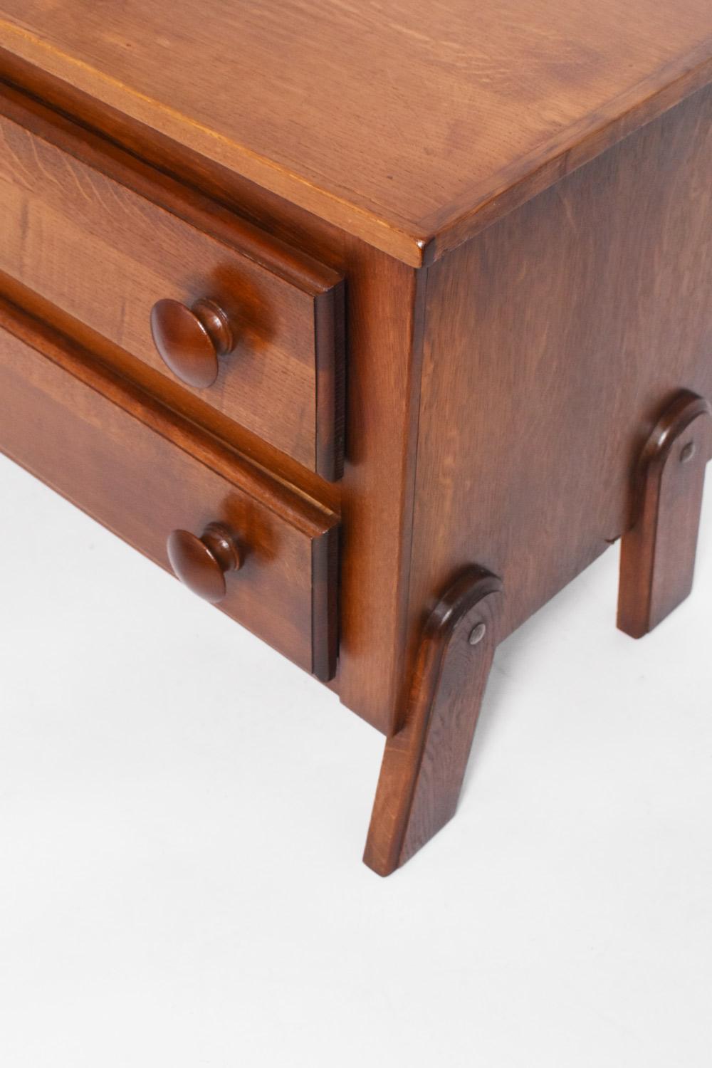 Cassettiera modernista in Oak, poggiata su quattro gambe alte e inclinate e aperta da due cassetti. Francia, anni '30. 