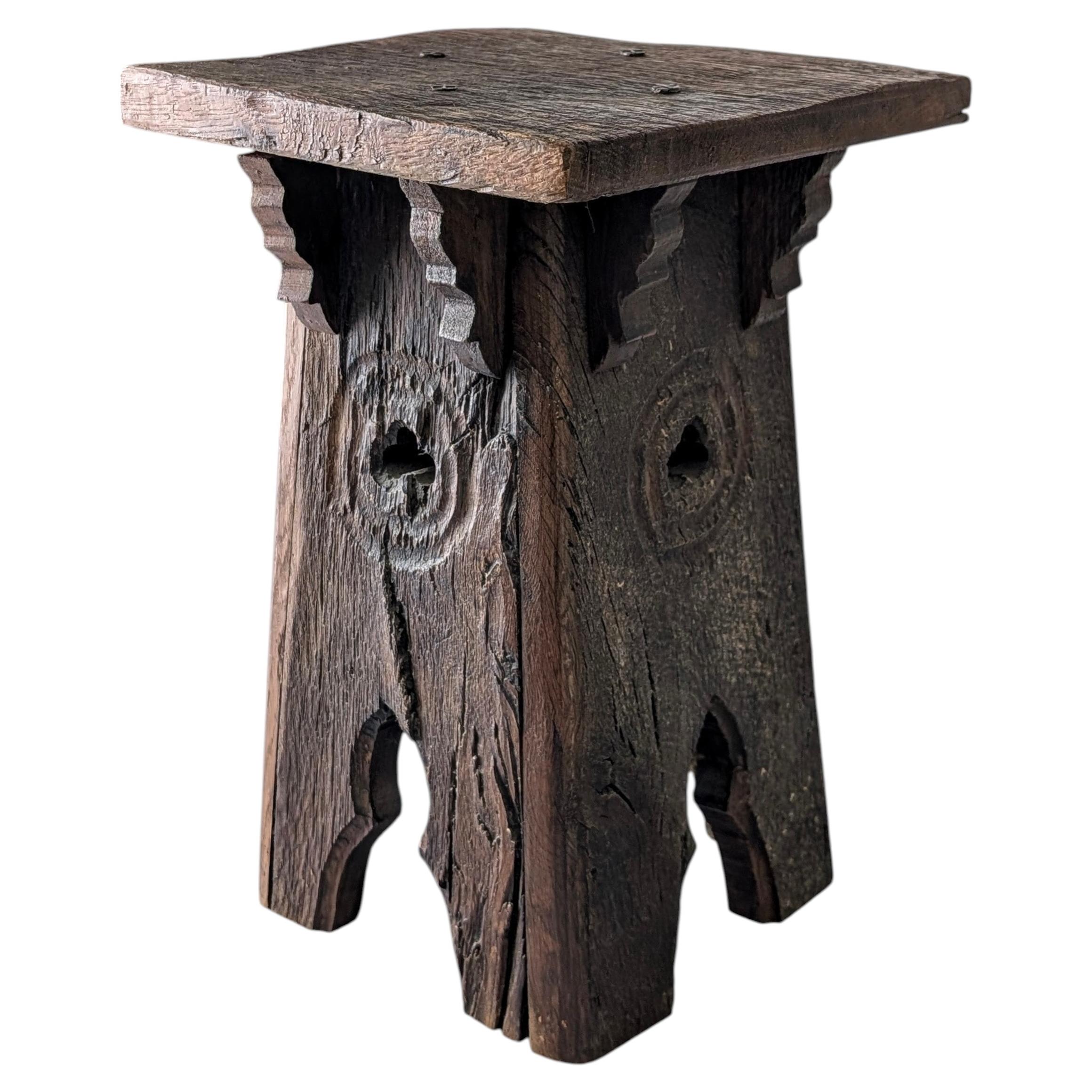 Tabouret à piédestal monastique en chêne avec perforations en forme de trèfle, néo-gothique français, années 1900 en vente