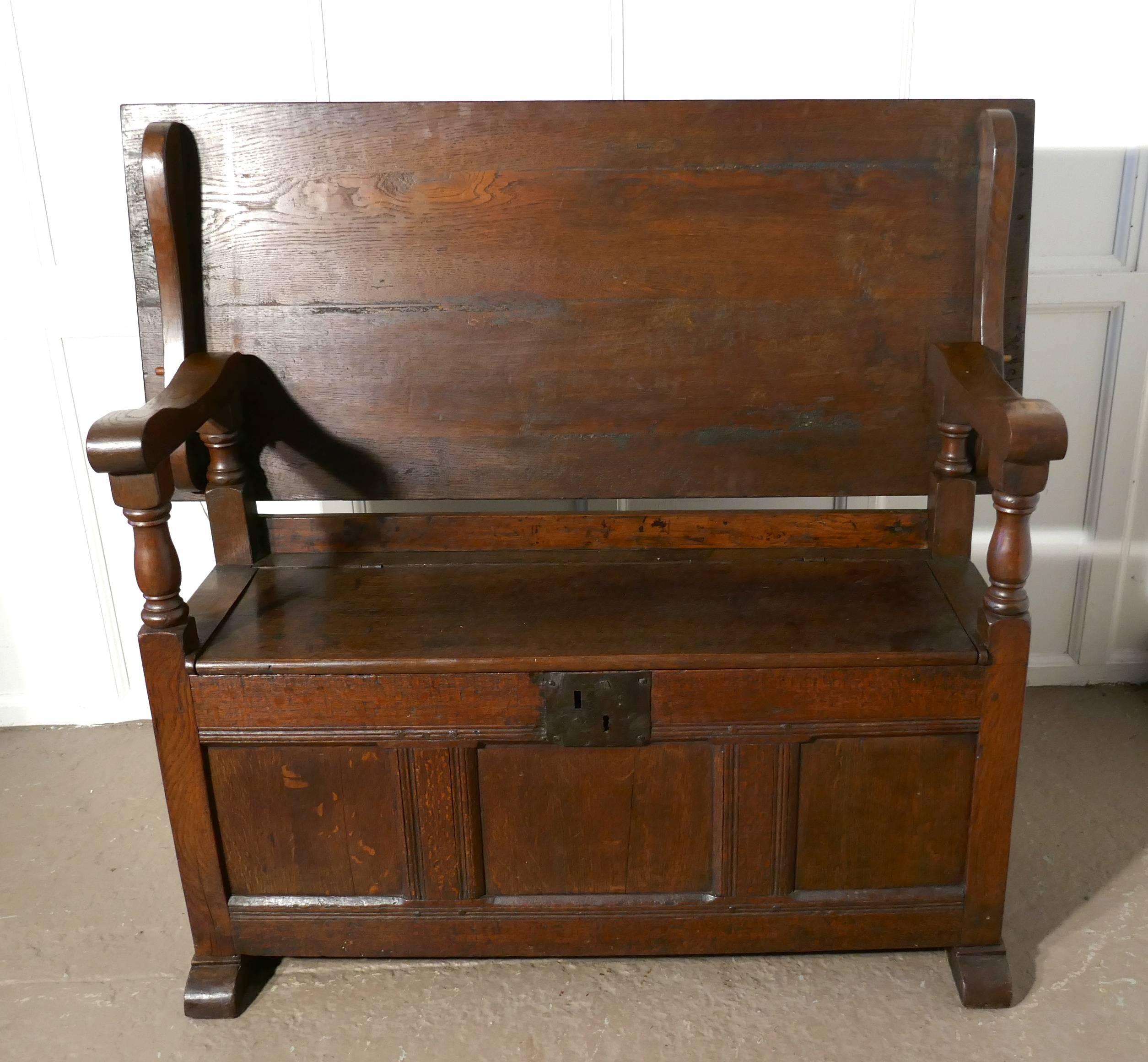 Oak Monks Bench Settle, Hall Table In Good Condition In Chillerton, Isle of Wight