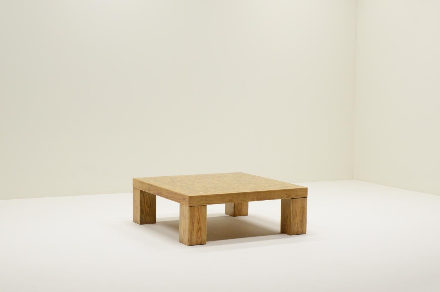 Table basse carrée en mosaïque de chêne de Rolf Middelboe & Gorm Lindum pour Tranekaer, Danemark années 70. Magnifique mosaïque de chêne incrustée dans un cadre en chêne massif sur des pieds en chêne. La table a été remise à neuf. Objet vintage en