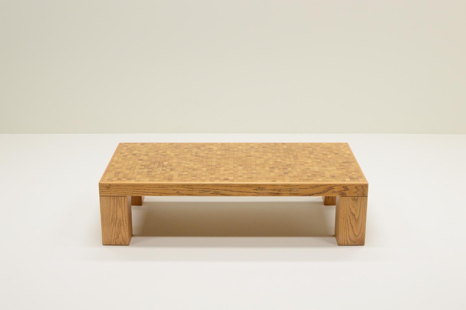 Danois Table basse en mosaïque d'Oak de Middelboe & Lindum pour Tranekaer, années 1970, Danemark. en vente
