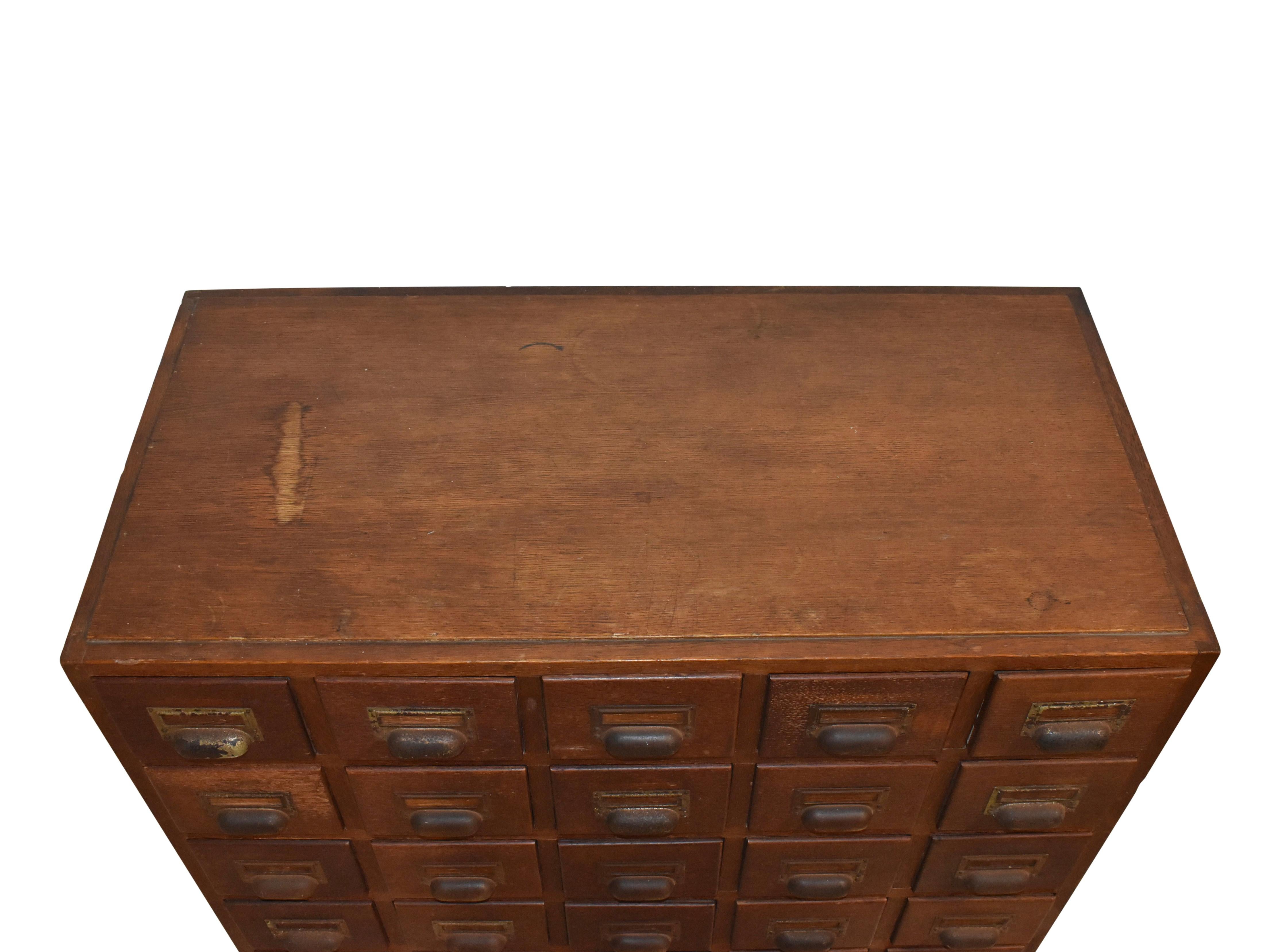 Armoire à catalogues de bibliothèque à tiroirs multiples en chêne, moderne du milieu du siècle dernier Bon état à Evergreen, CO