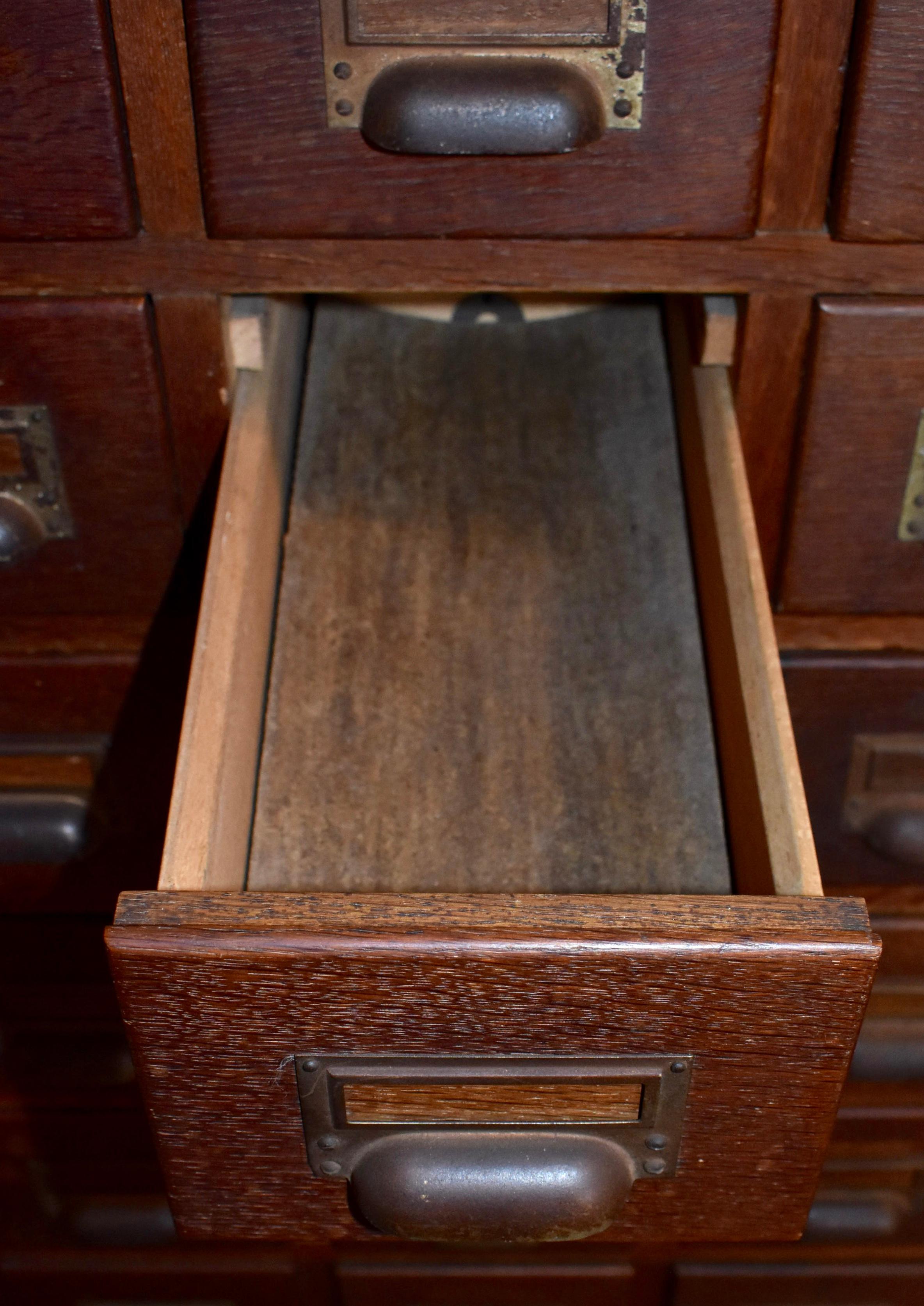Armoire à catalogues de bibliothèque à tiroirs multiples en chêne, moderne du milieu du siècle dernier 2