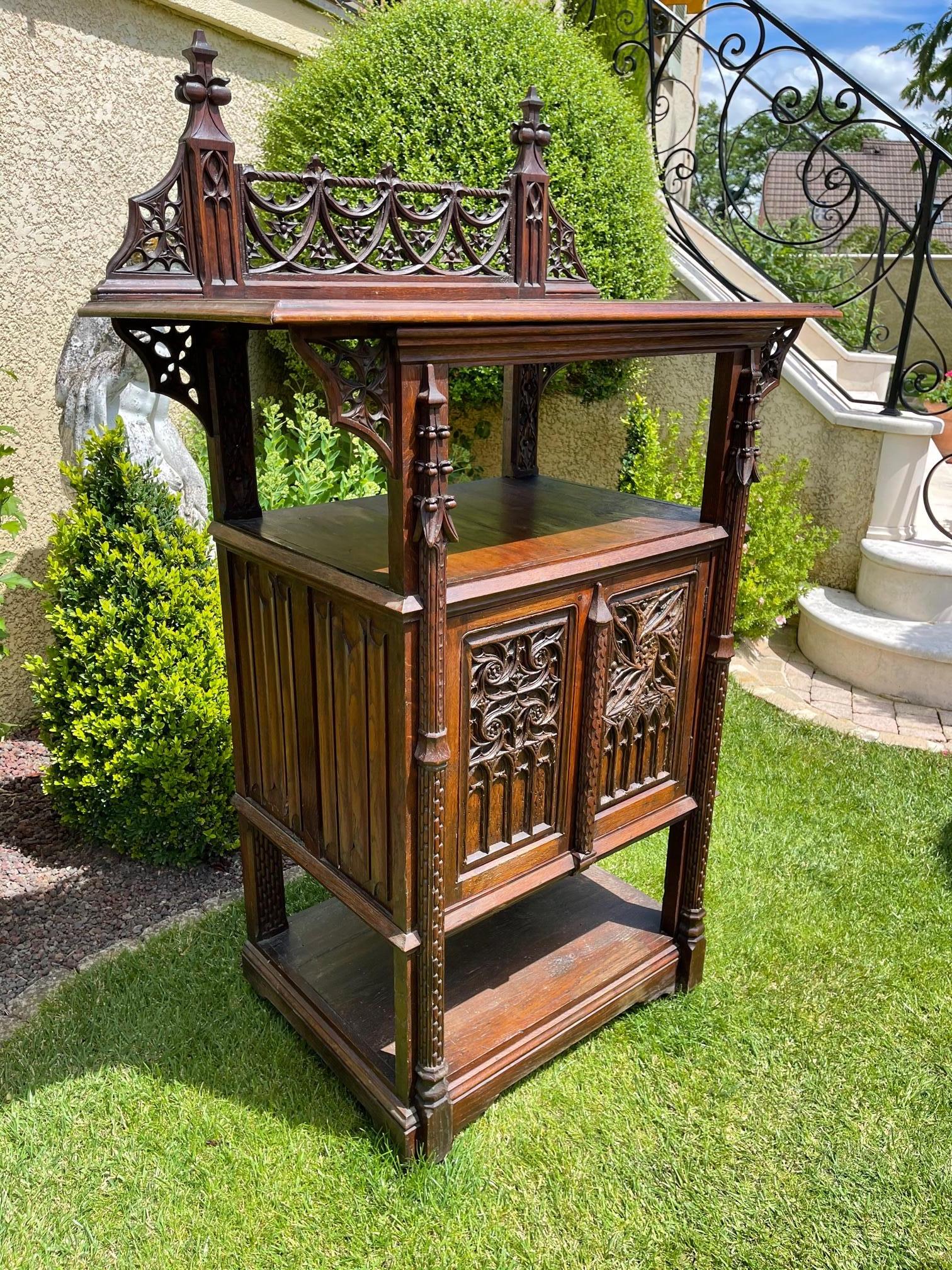 Armadio o piccola credenza in stile neogotico in Oak. Questa credenza risale al XIX secolo, ma le due ante risalgono al XVII secolo. All'epoca, nel XIX secolo era comune adattare elementi del XVII secolo a determinati mobili. Questo mobile è in