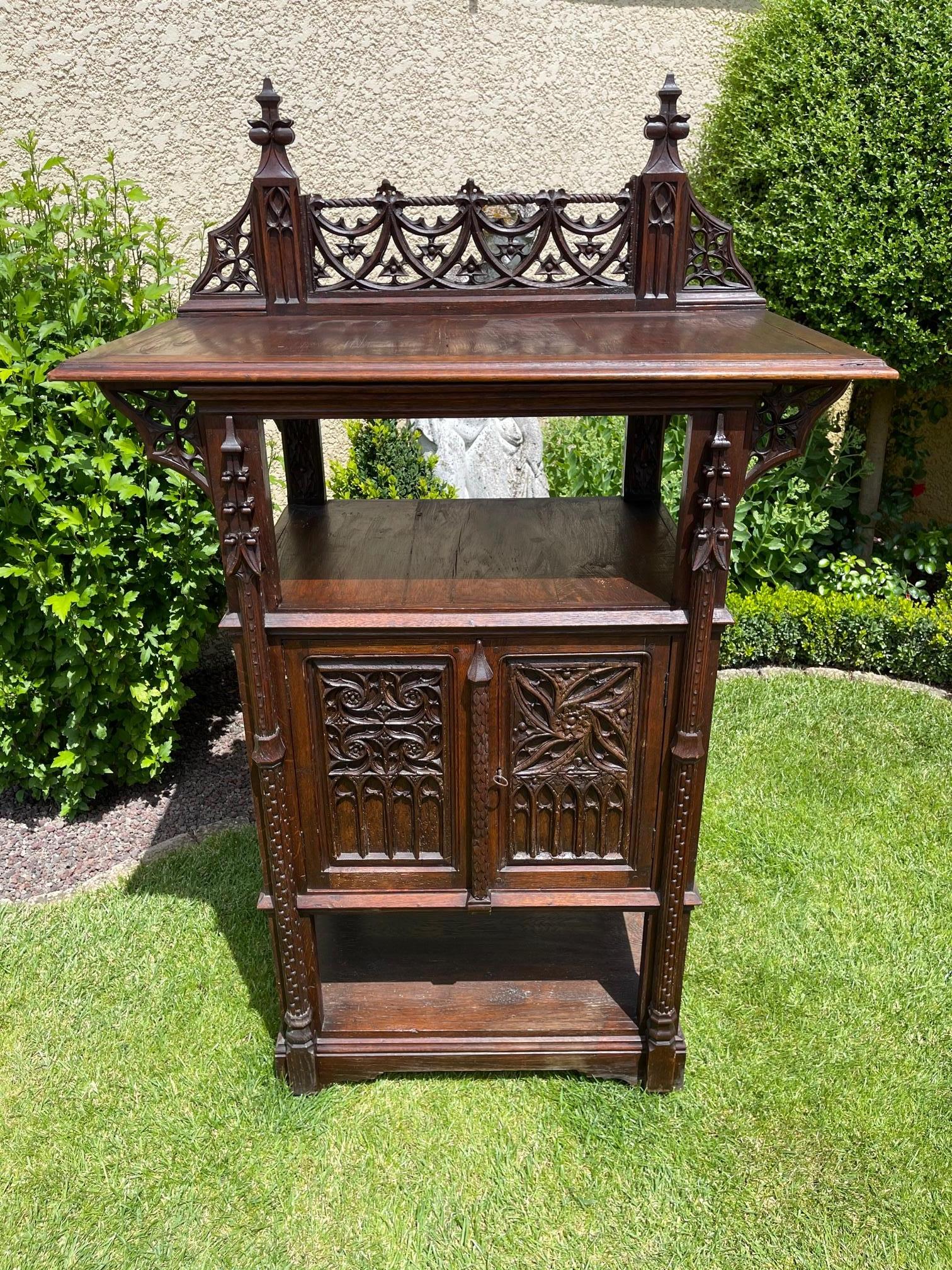 Neogotico Mobile / Credenza neogotica in Oak, XIX secolo