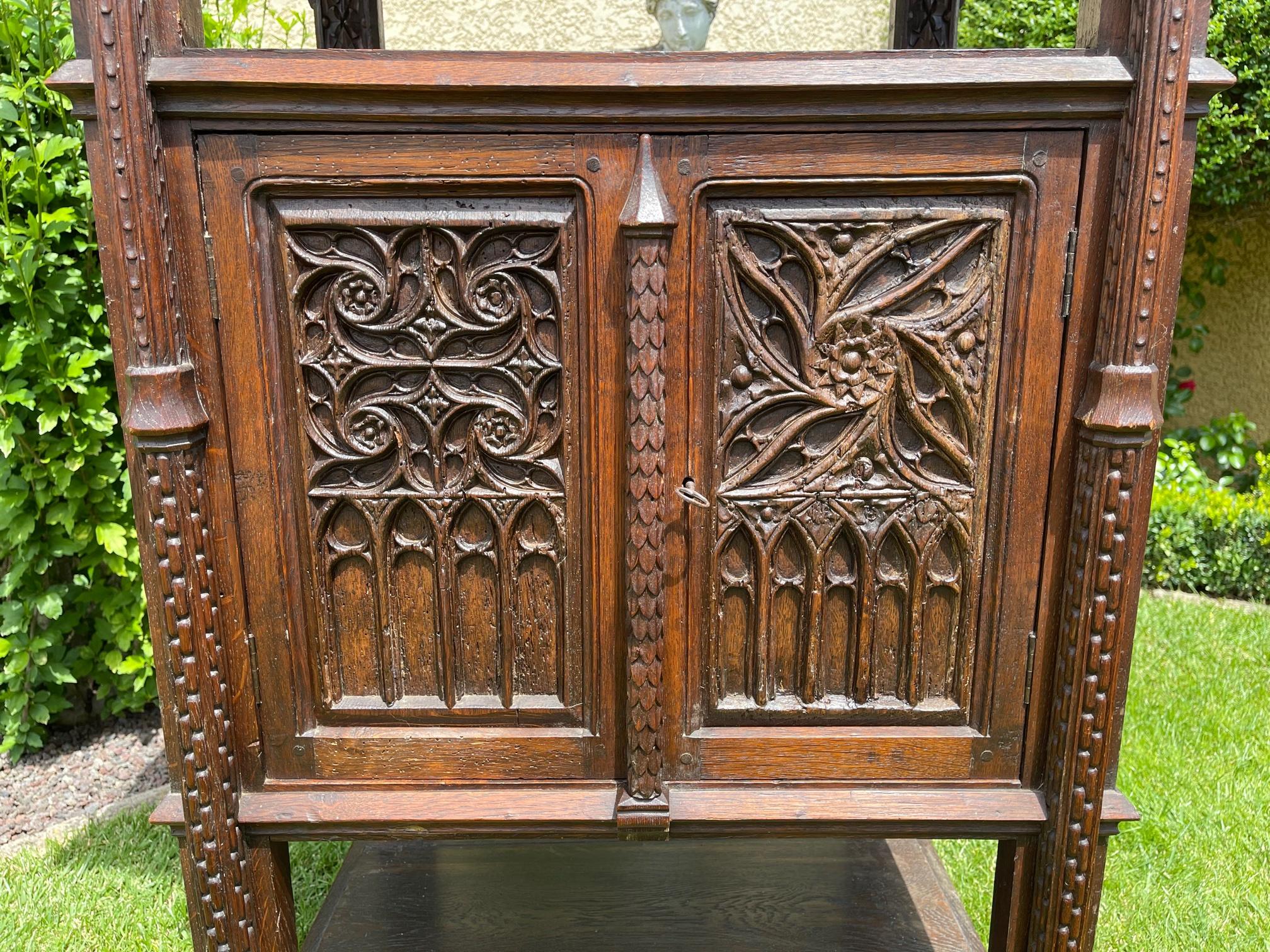 Intagliato Mobile / Credenza neogotica in Oak, XIX secolo