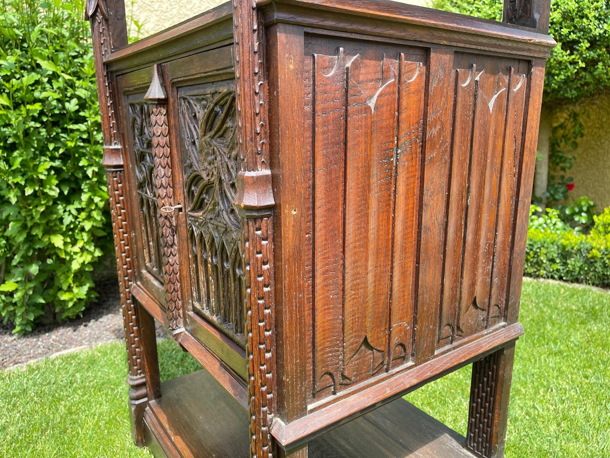 Mobile / Credenza neogotica in Oak, XIX secolo In condizioni buone a Beaune, FR