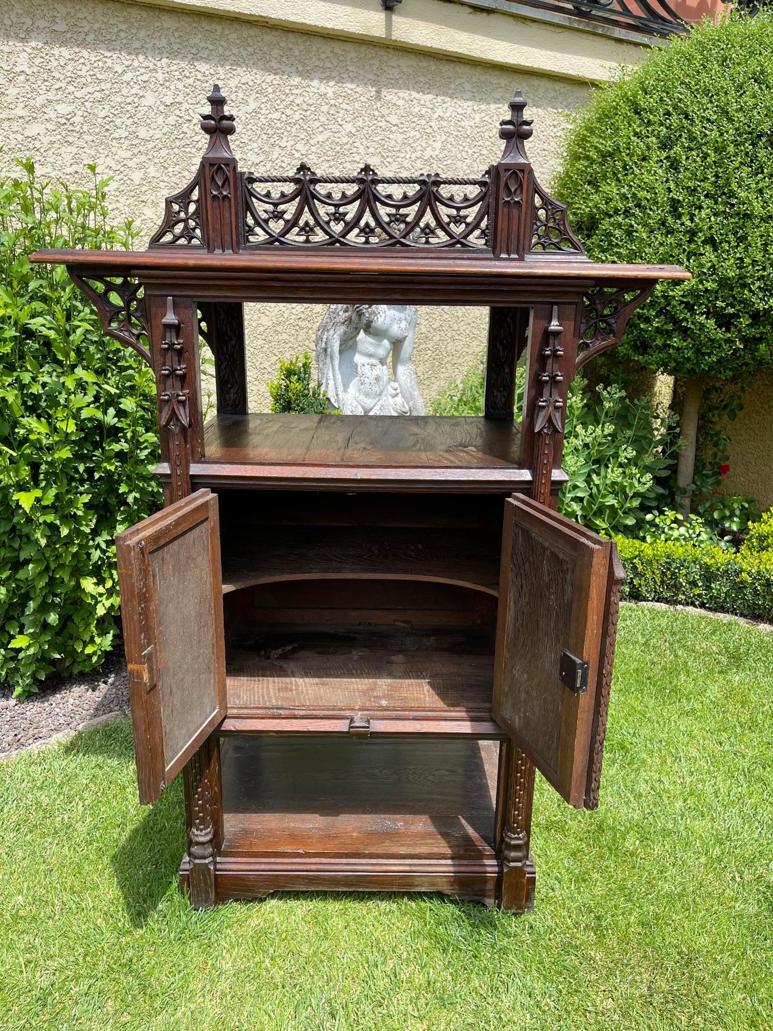 Quercia Mobile / Credenza neogotica in Oak, XIX secolo